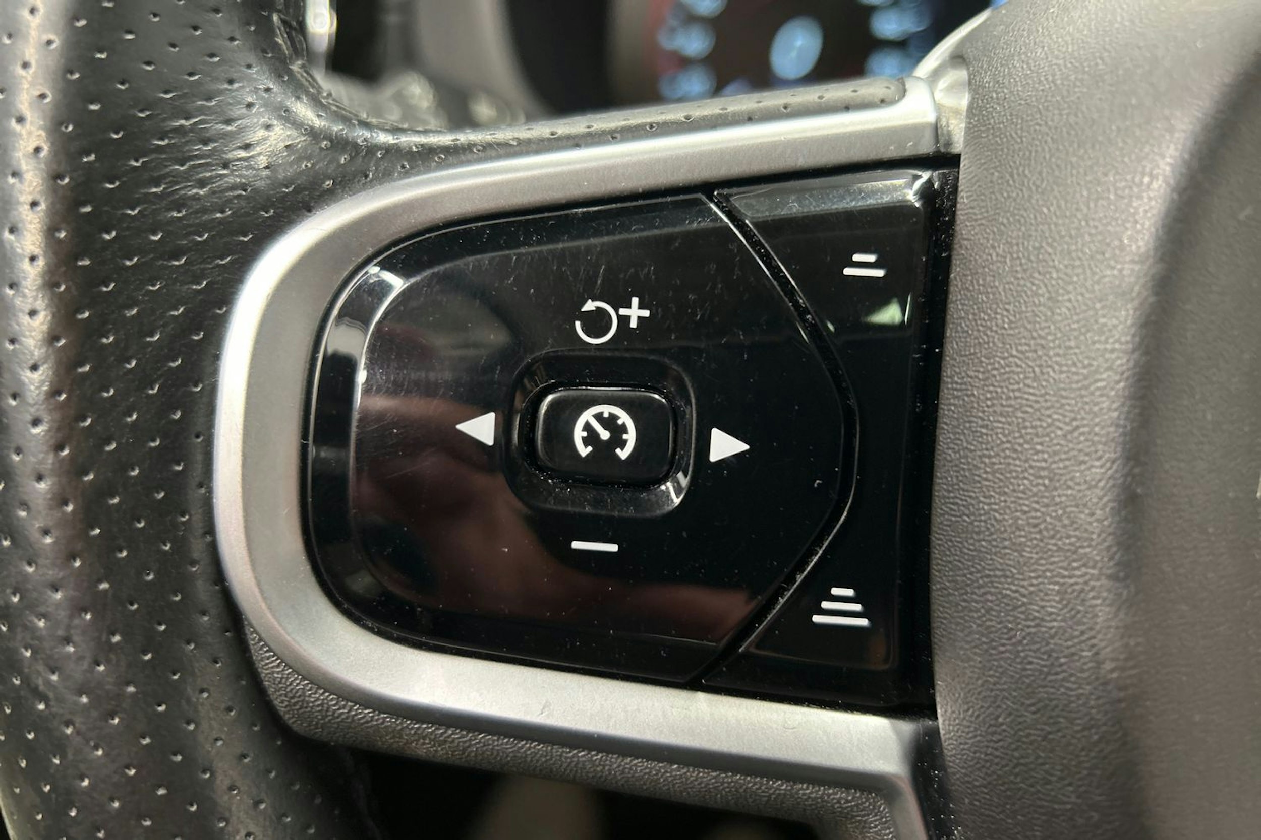 valkoinen Volvo XC60 2019 kuva 24.