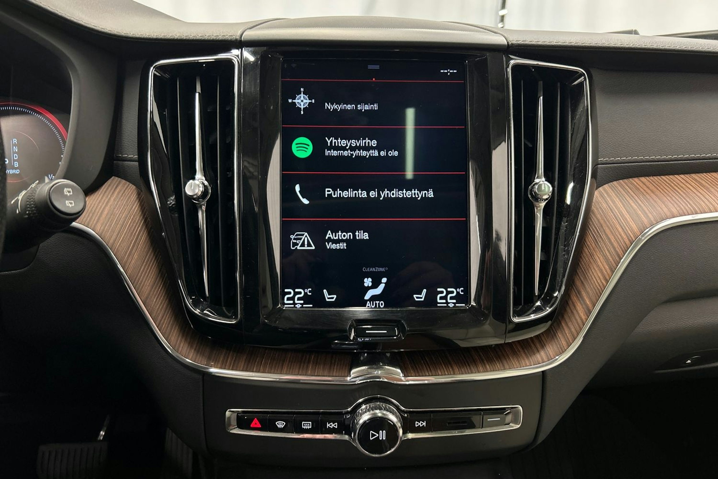 valkoinen Volvo XC60 2019 kuva 26.