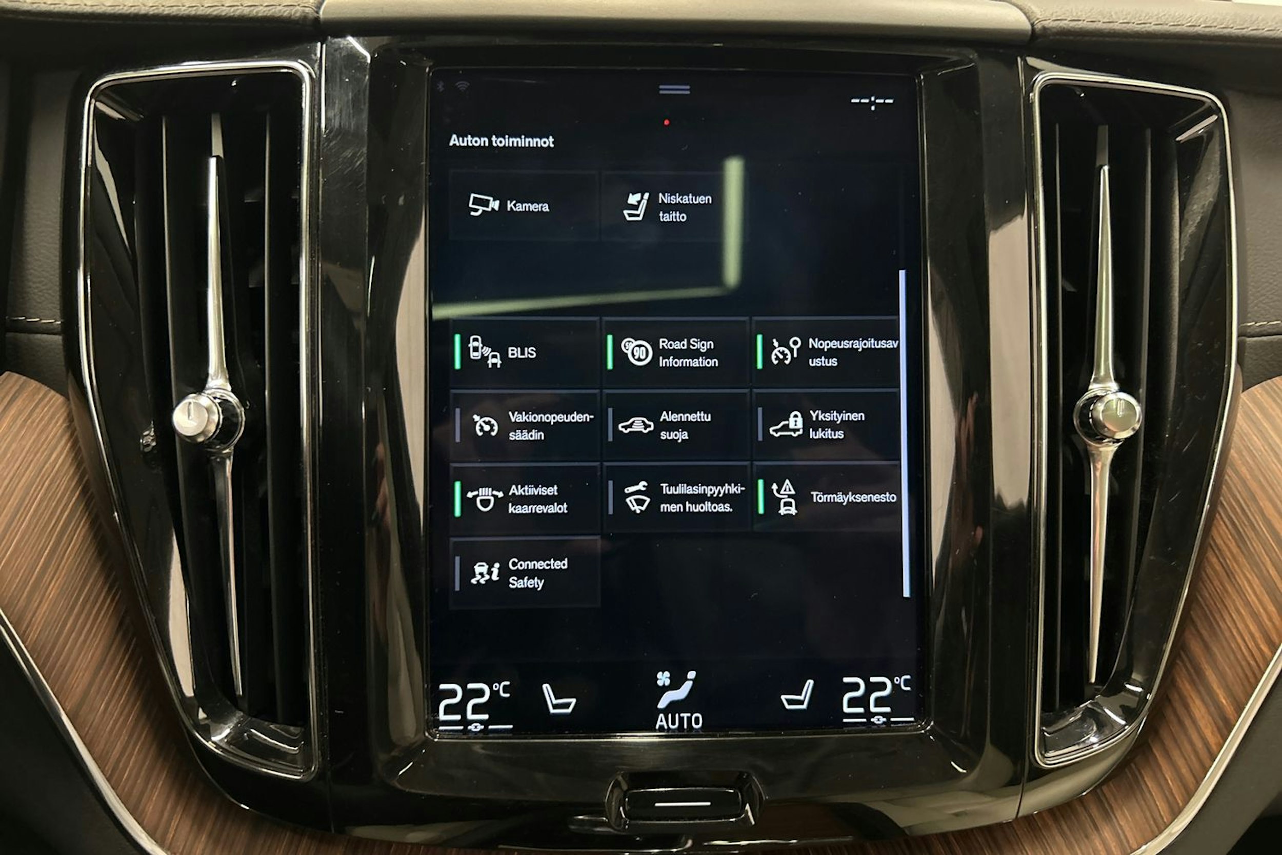 valkoinen Volvo XC60 2019 kuva 28.