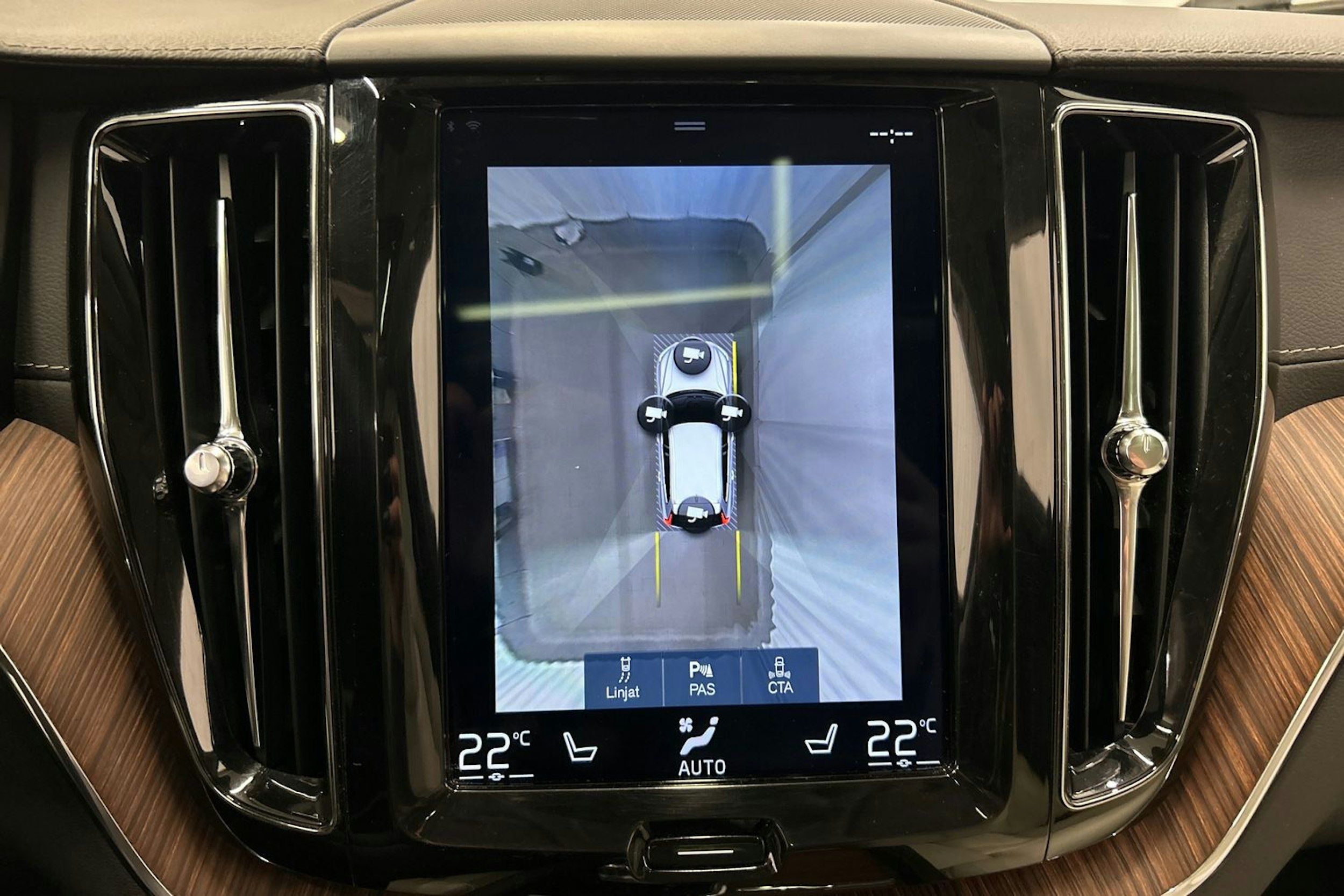 valkoinen Volvo XC60 2019 kuva 30.