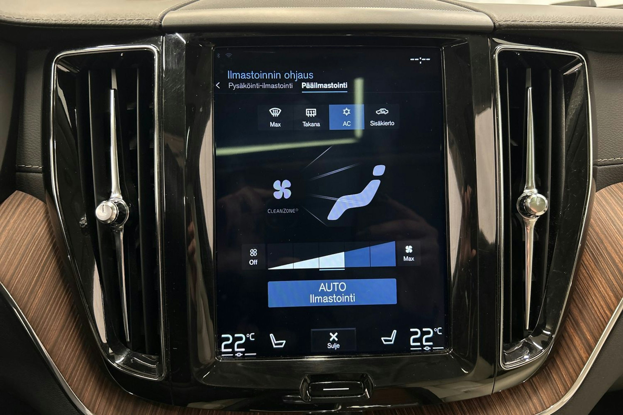 valkoinen Volvo XC60 2019 kuva 31.