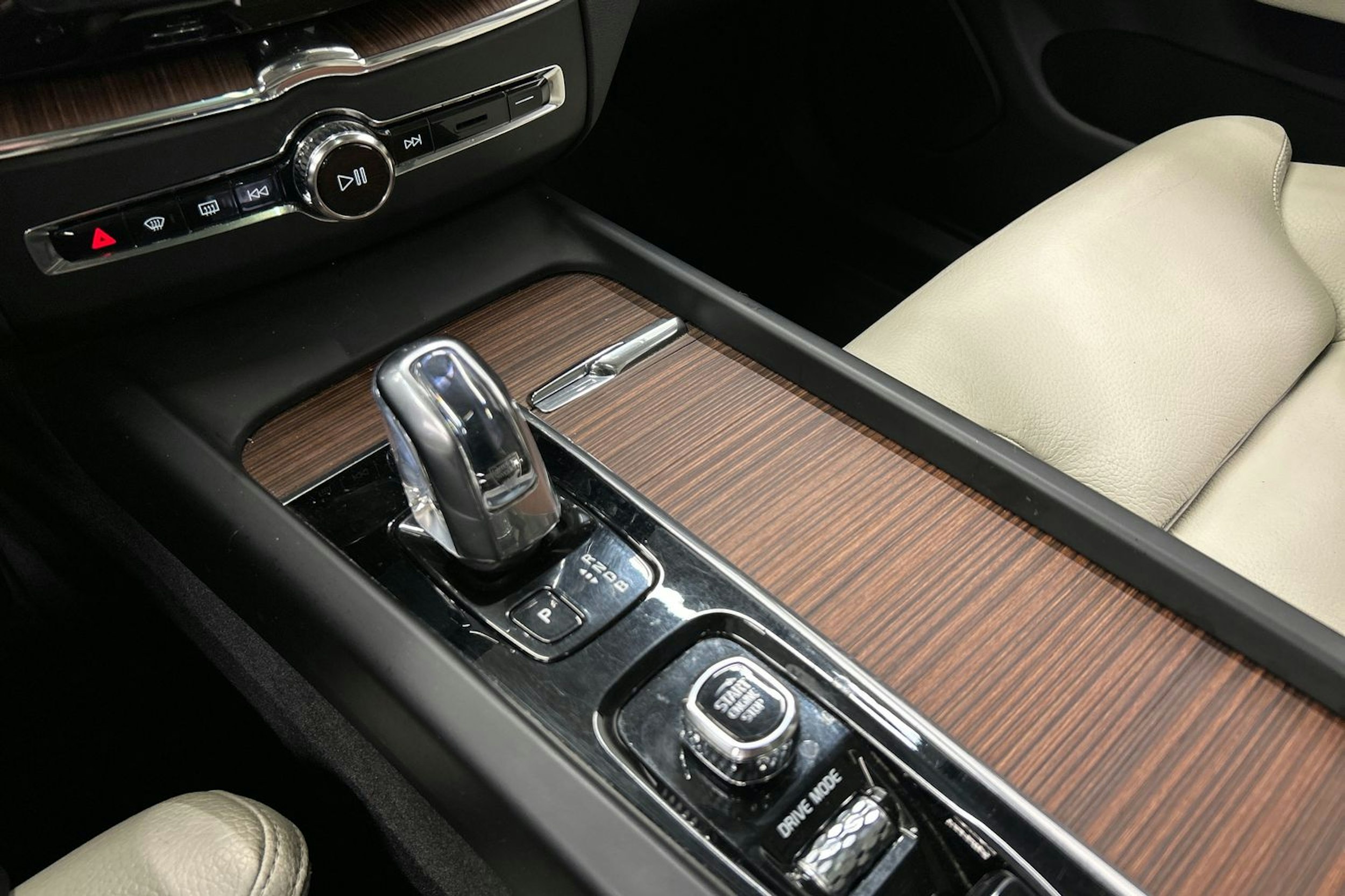 valkoinen Volvo XC60 2019 kuva 32.