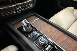 valkoinen Volvo XC60 2019 kuva 32.