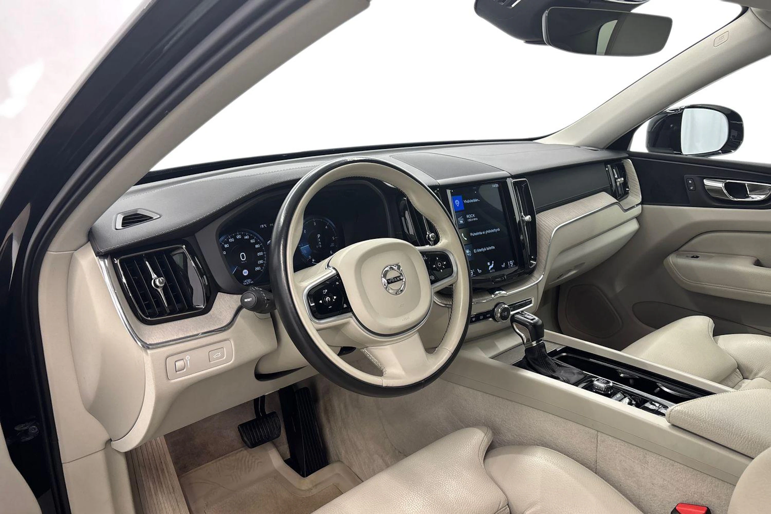musta Volvo XC60 2019 kuva 8.