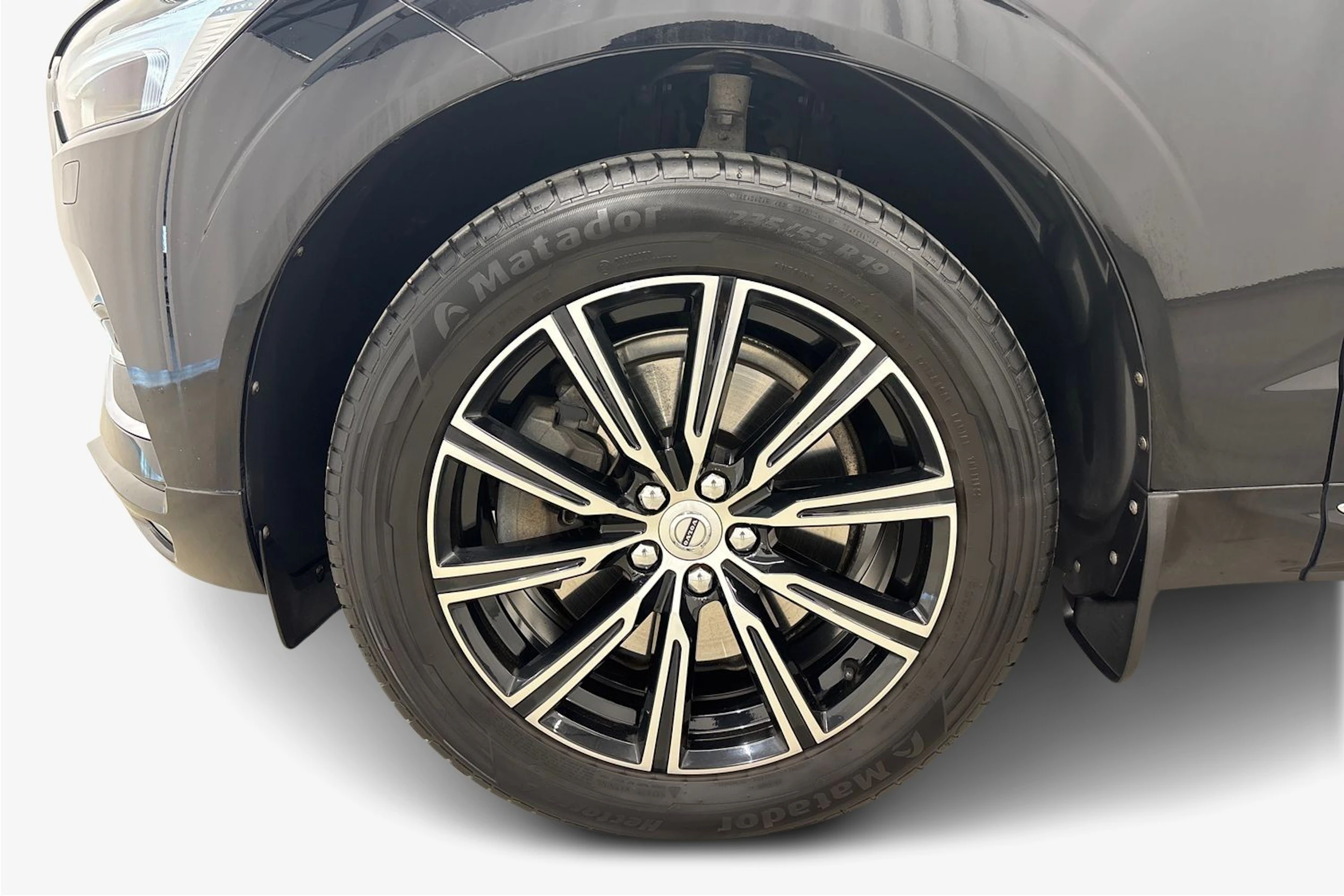 musta Volvo XC60 2019 kuva 12.