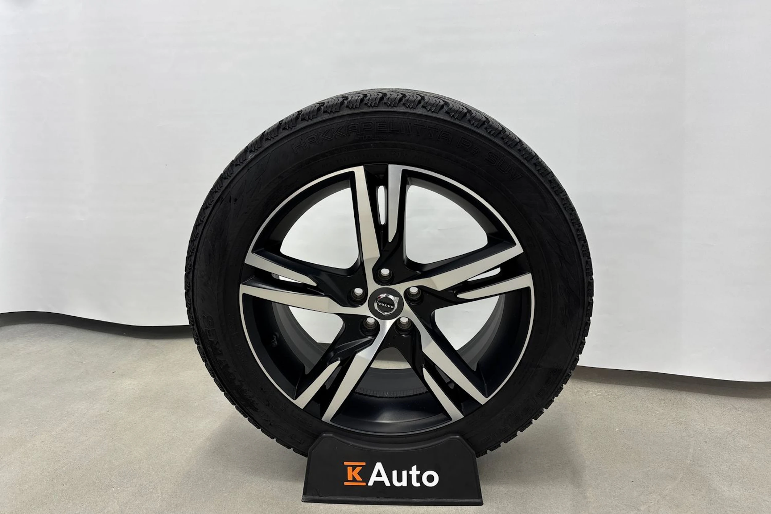 musta Volvo XC60 2019 kuva 13.