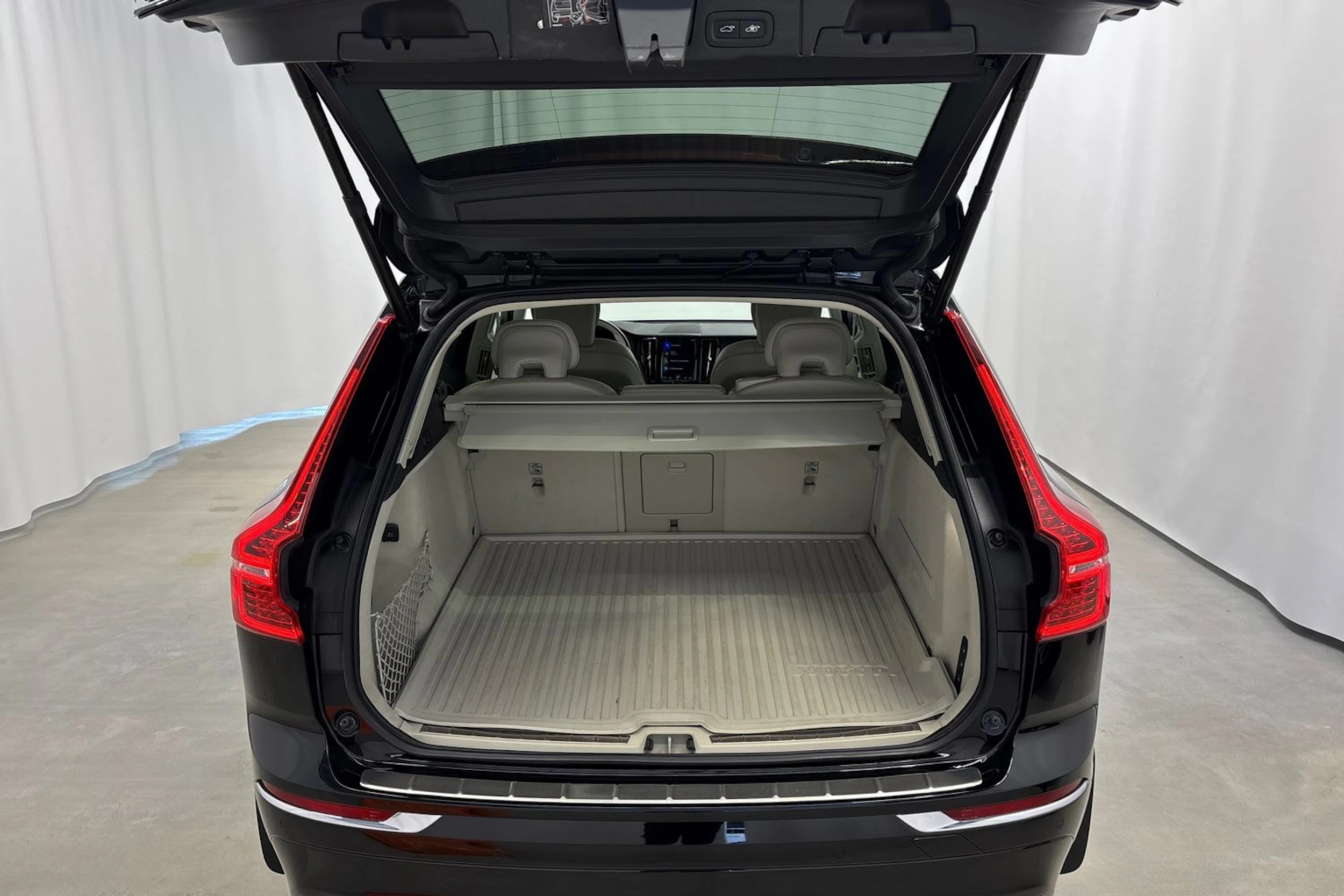 musta Volvo XC60 2019 kuva 15.