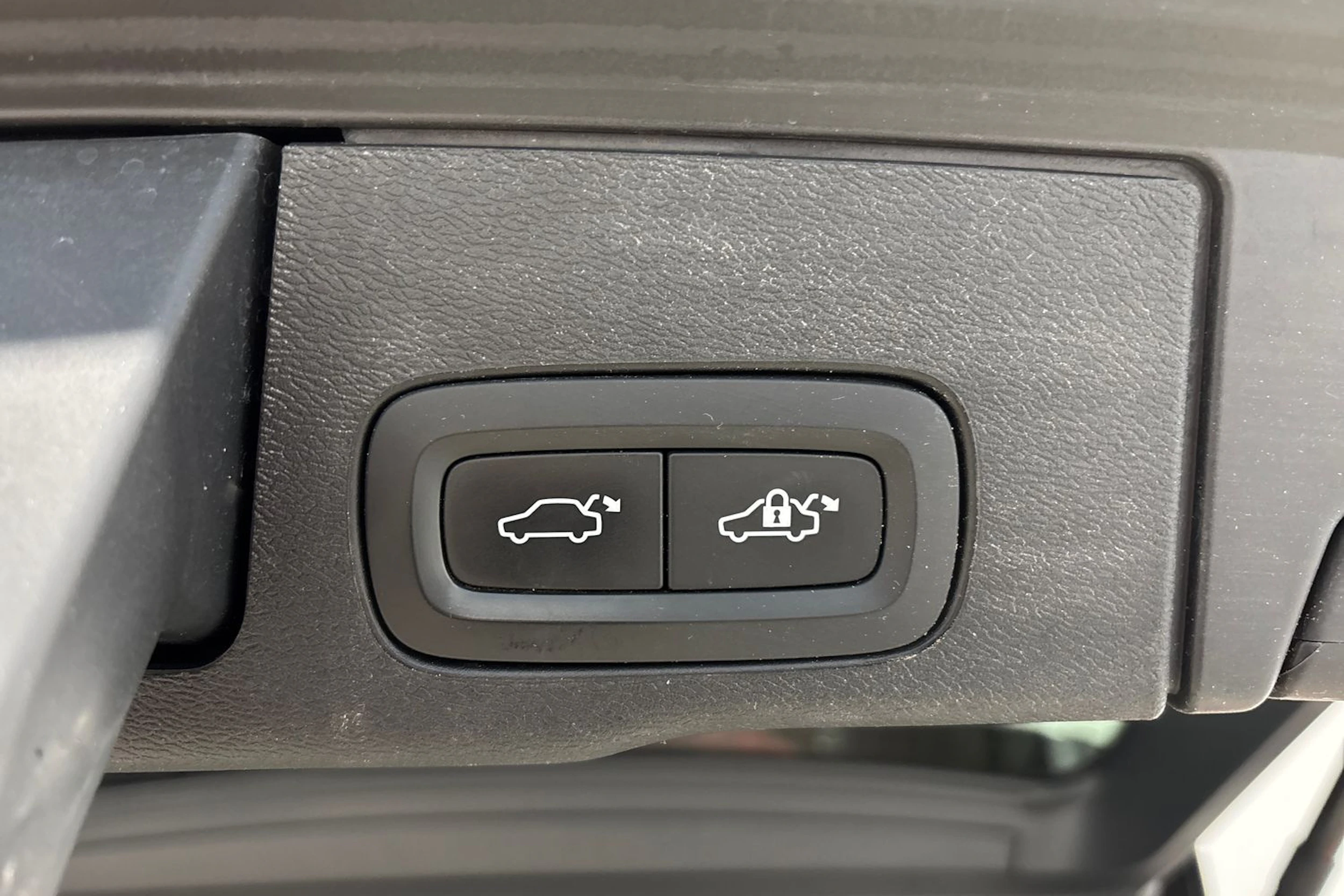 musta Volvo XC60 2019 kuva 16.