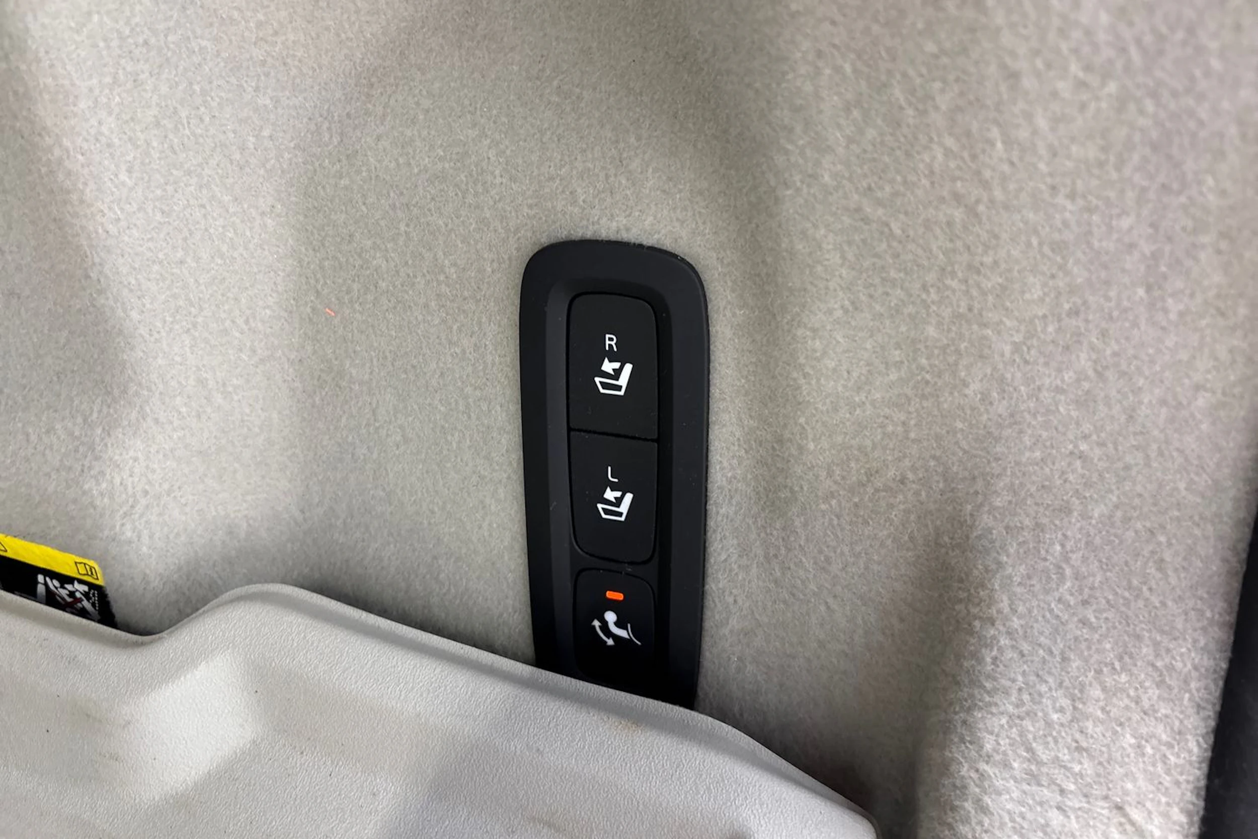 musta Volvo XC60 2019 kuva 18.