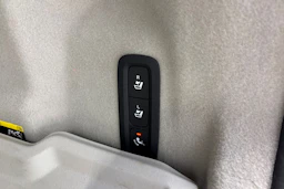 musta Volvo XC60 2019 kuva 18.