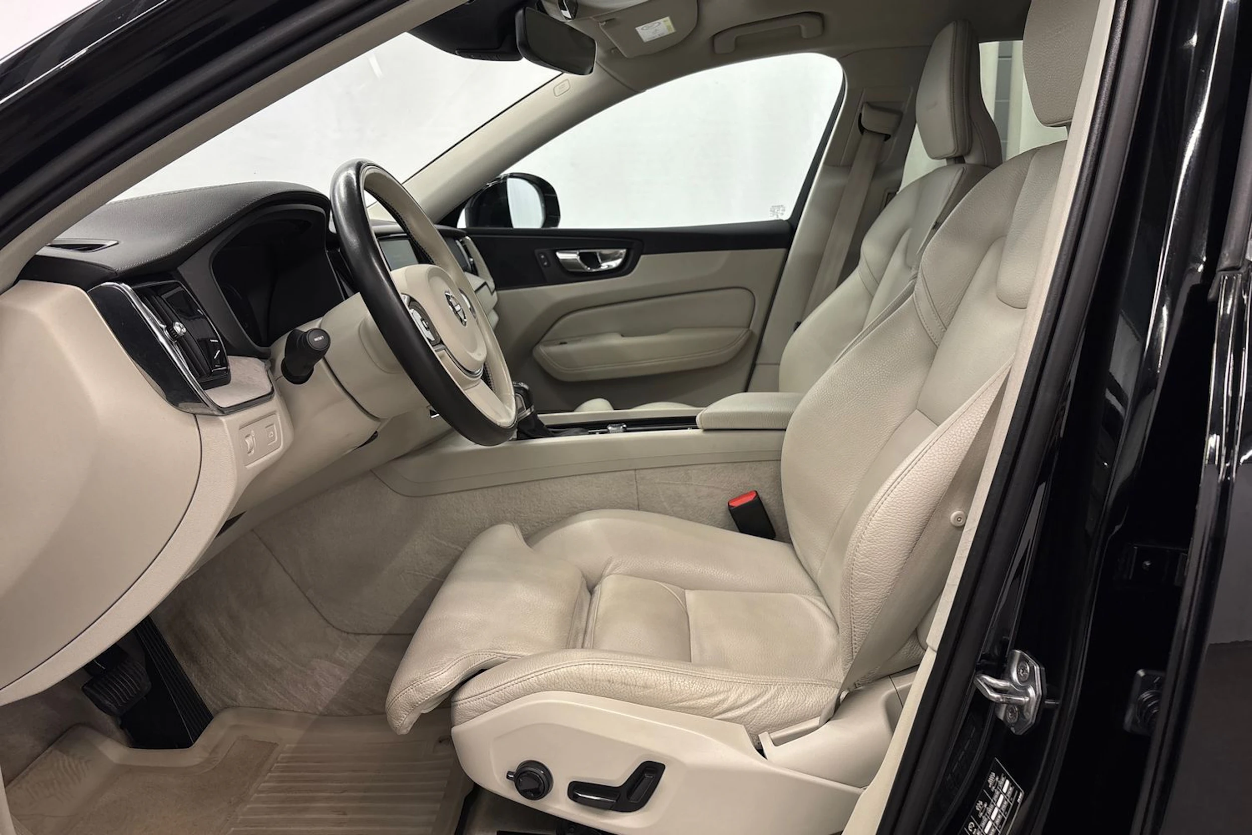 musta Volvo XC60 2019 kuva 19.