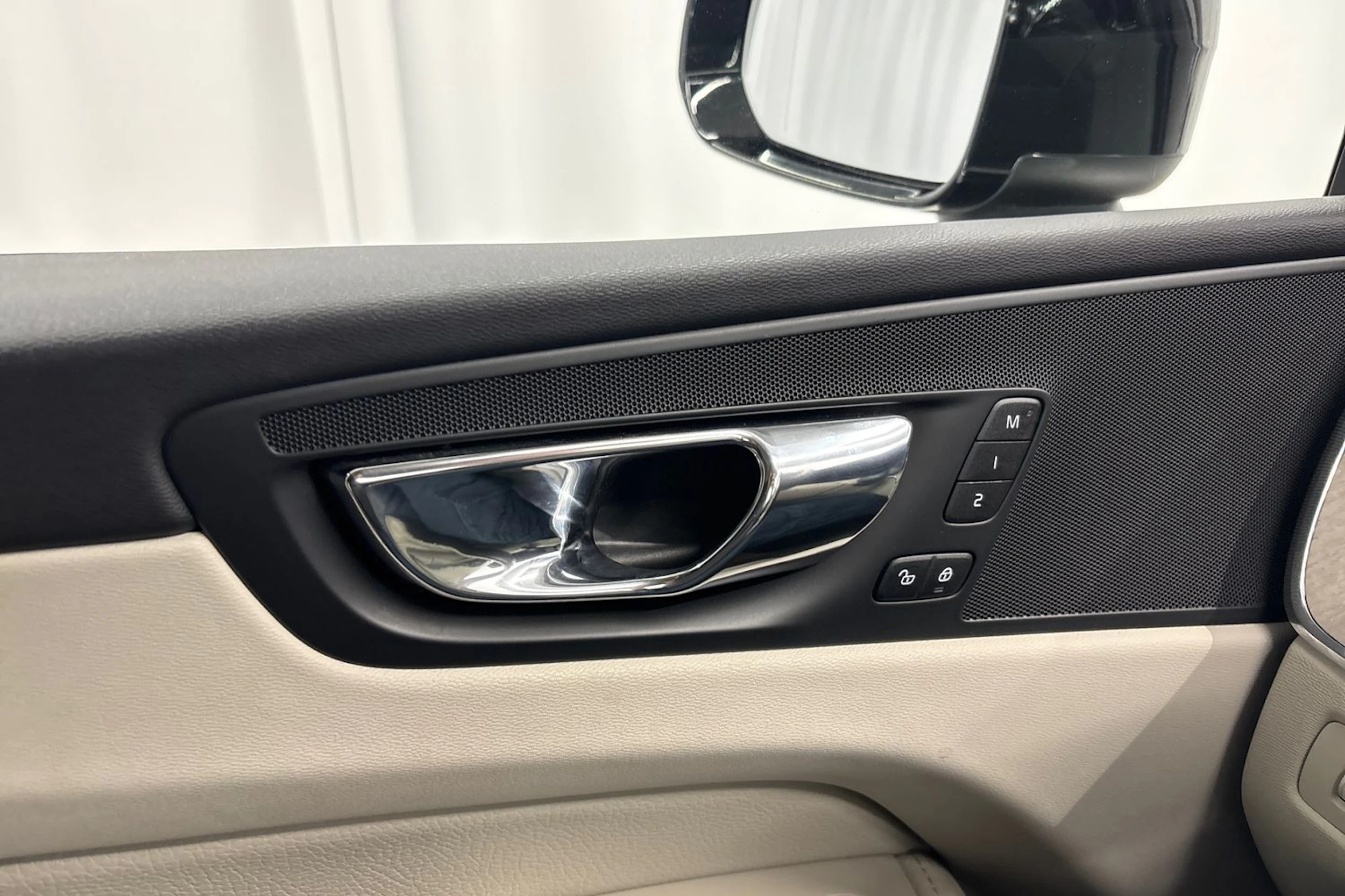 musta Volvo XC60 2019 kuva 20.