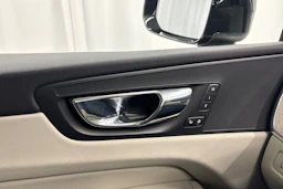 musta Volvo XC60 2019 kuva 20.