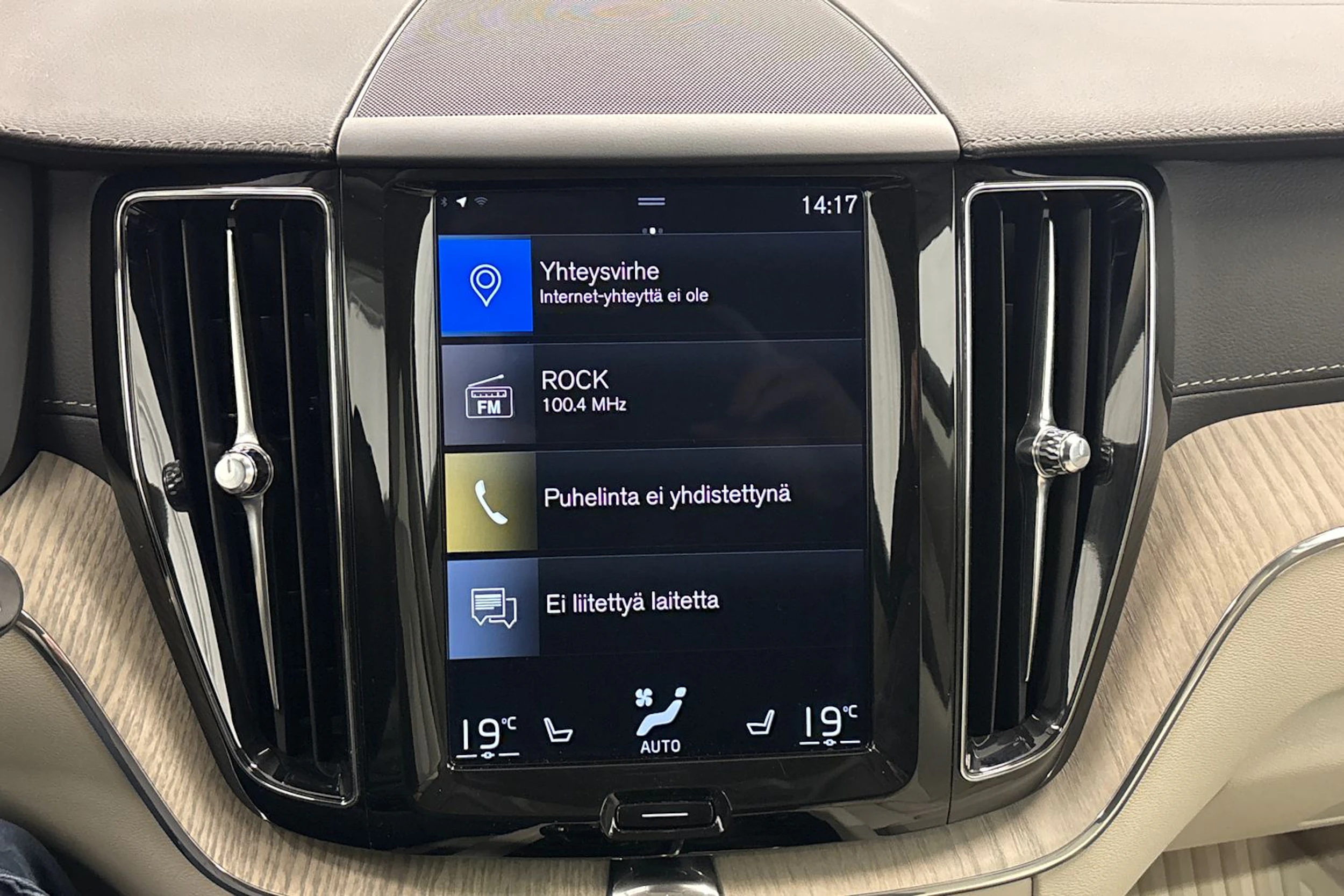 musta Volvo XC60 2019 kuva 21.