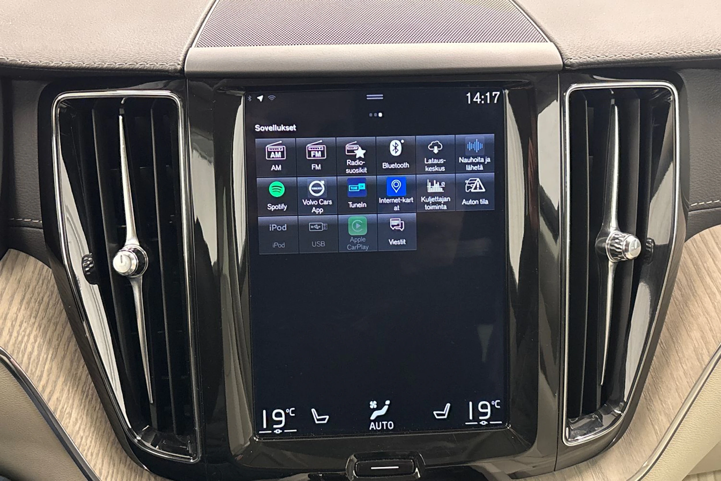 musta Volvo XC60 2019 kuva 22.