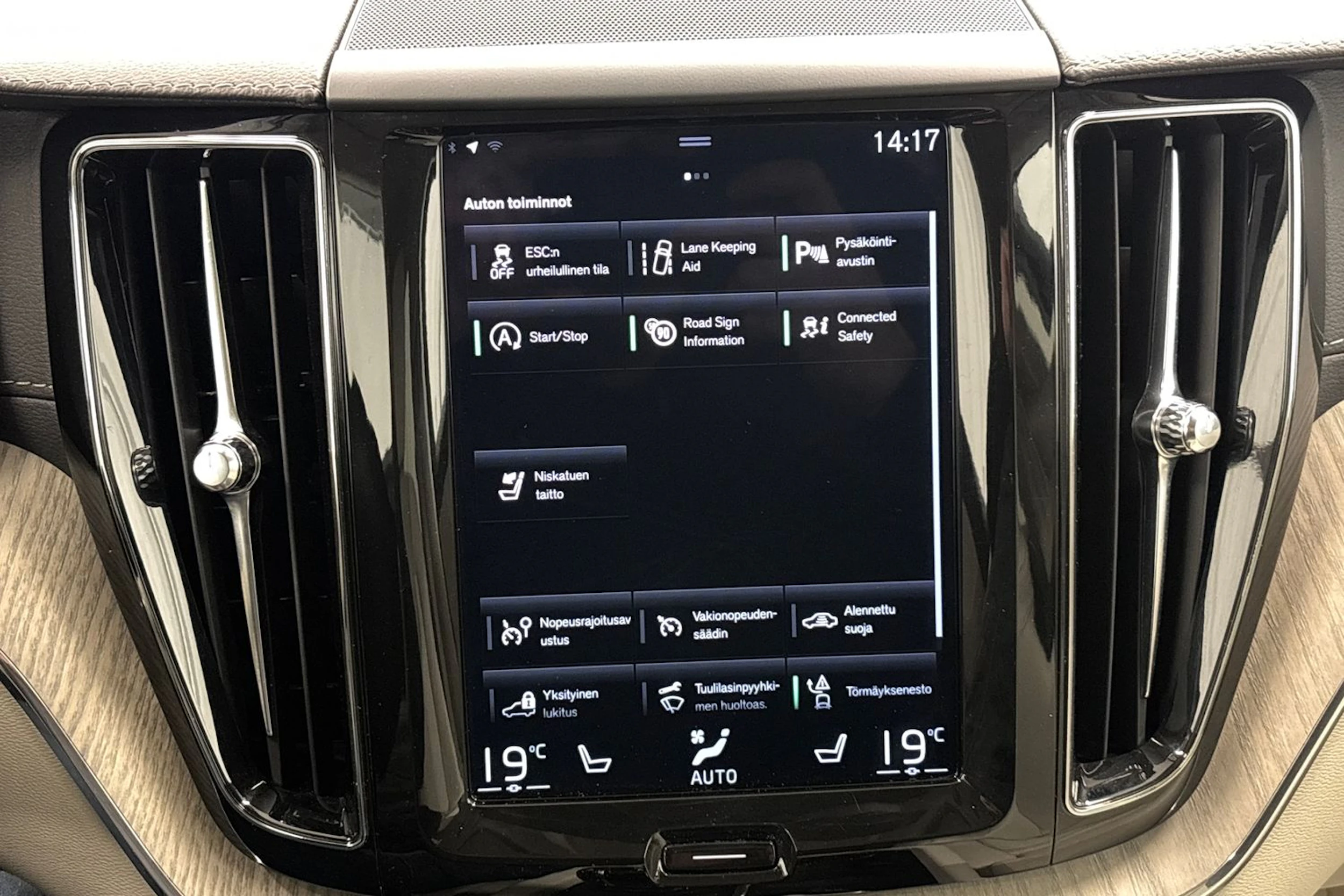 musta Volvo XC60 2019 kuva 23.