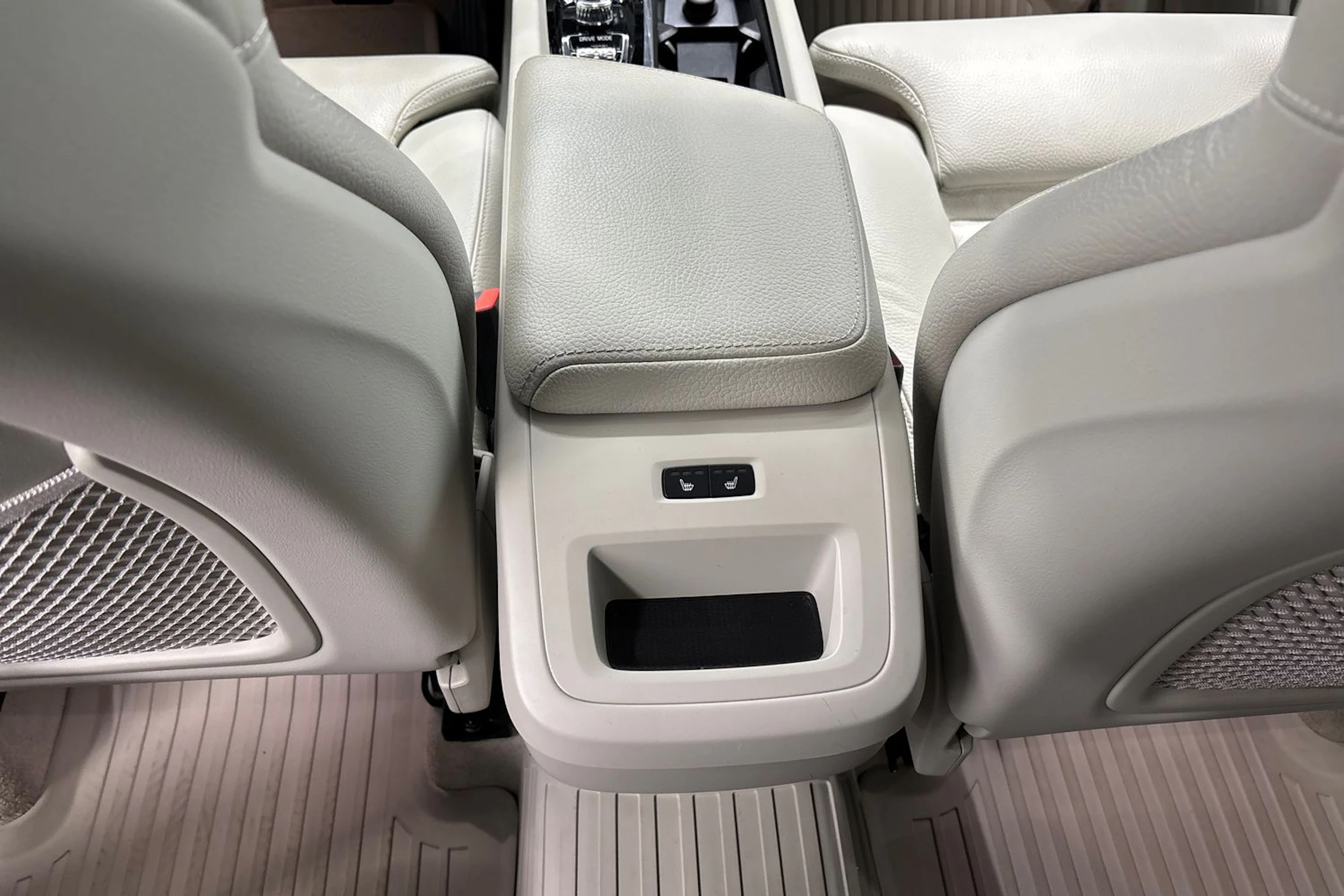 musta Volvo XC60 2019 kuva 24.
