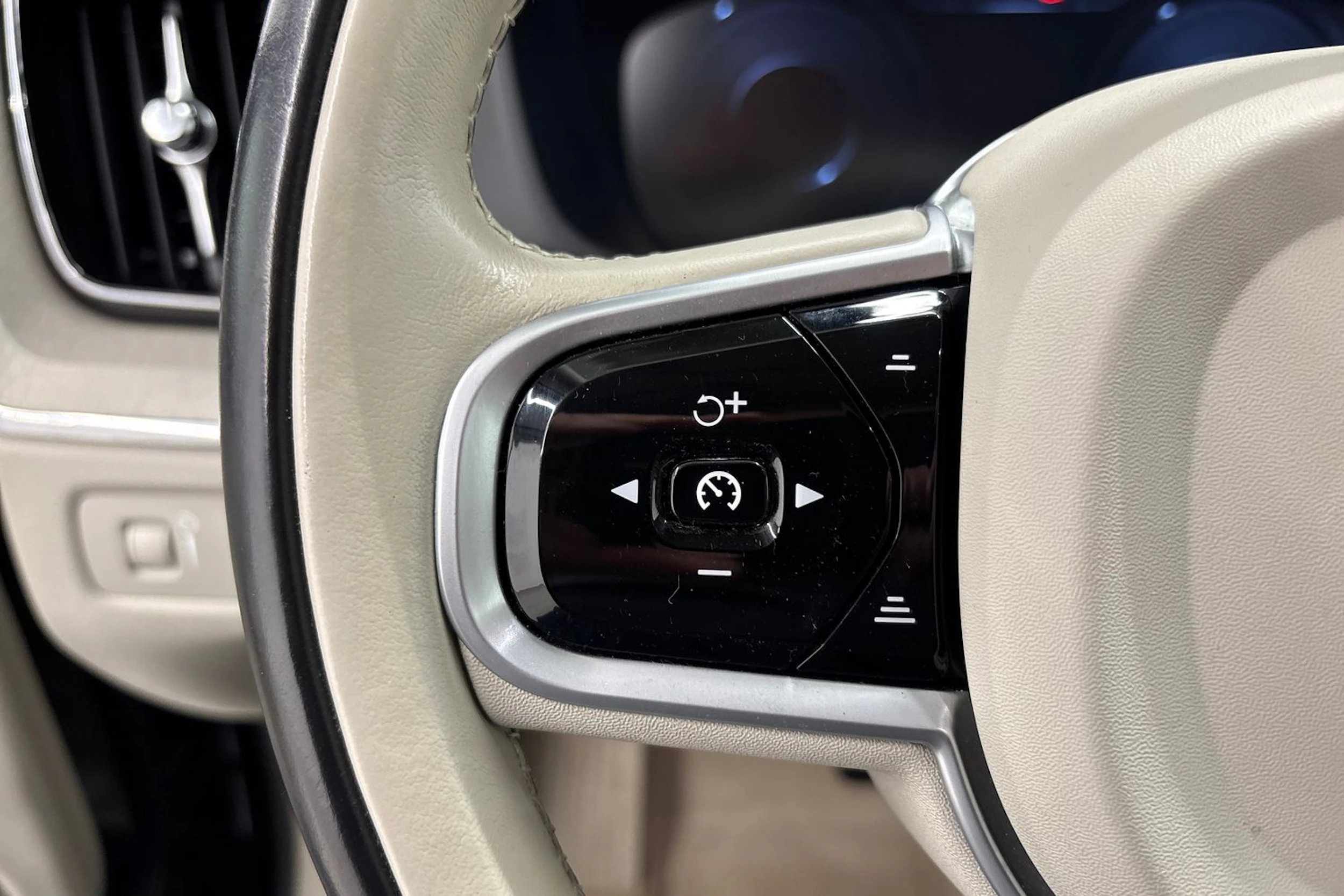 musta Volvo XC60 2019 kuva 25.