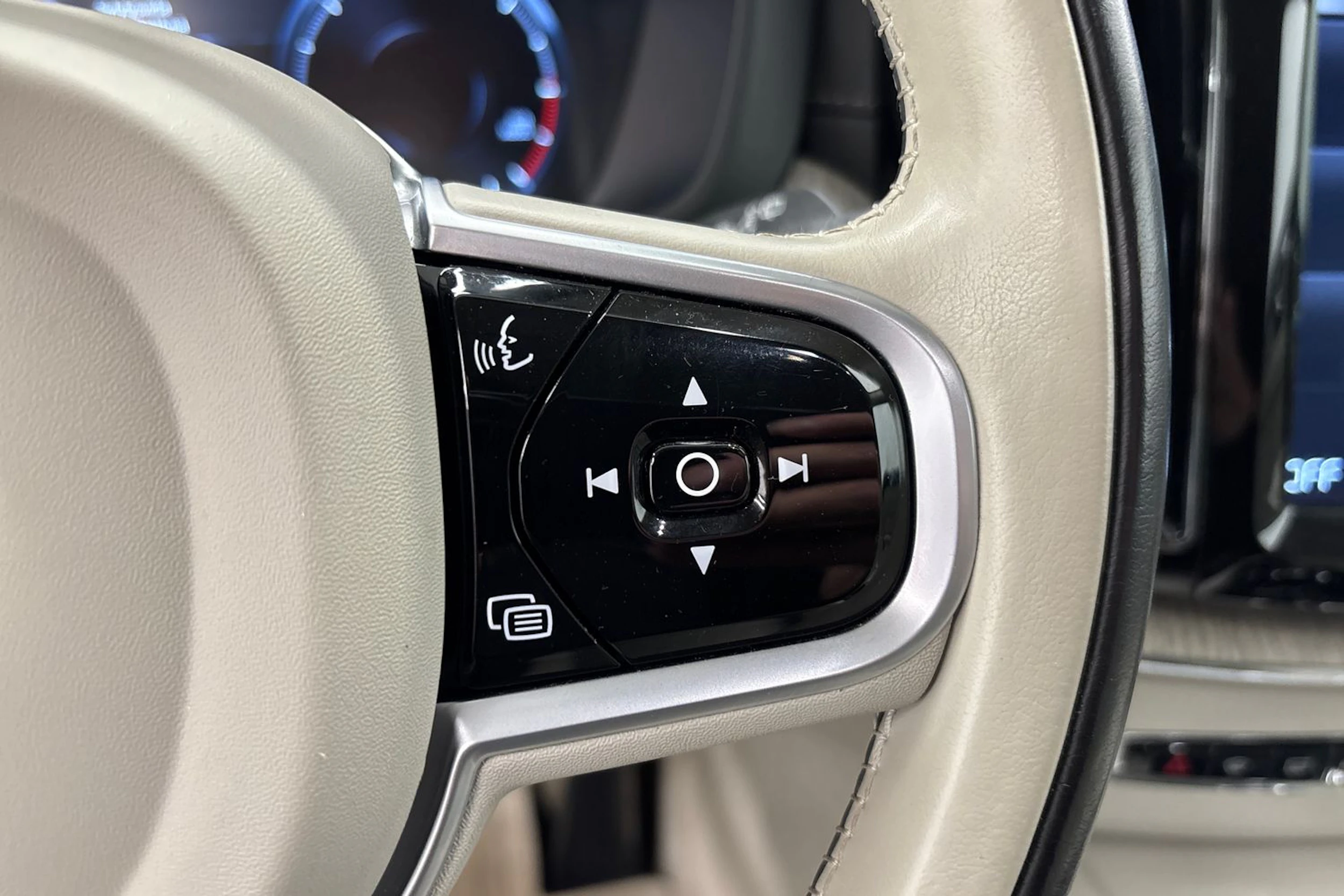 musta Volvo XC60 2019 kuva 26.
