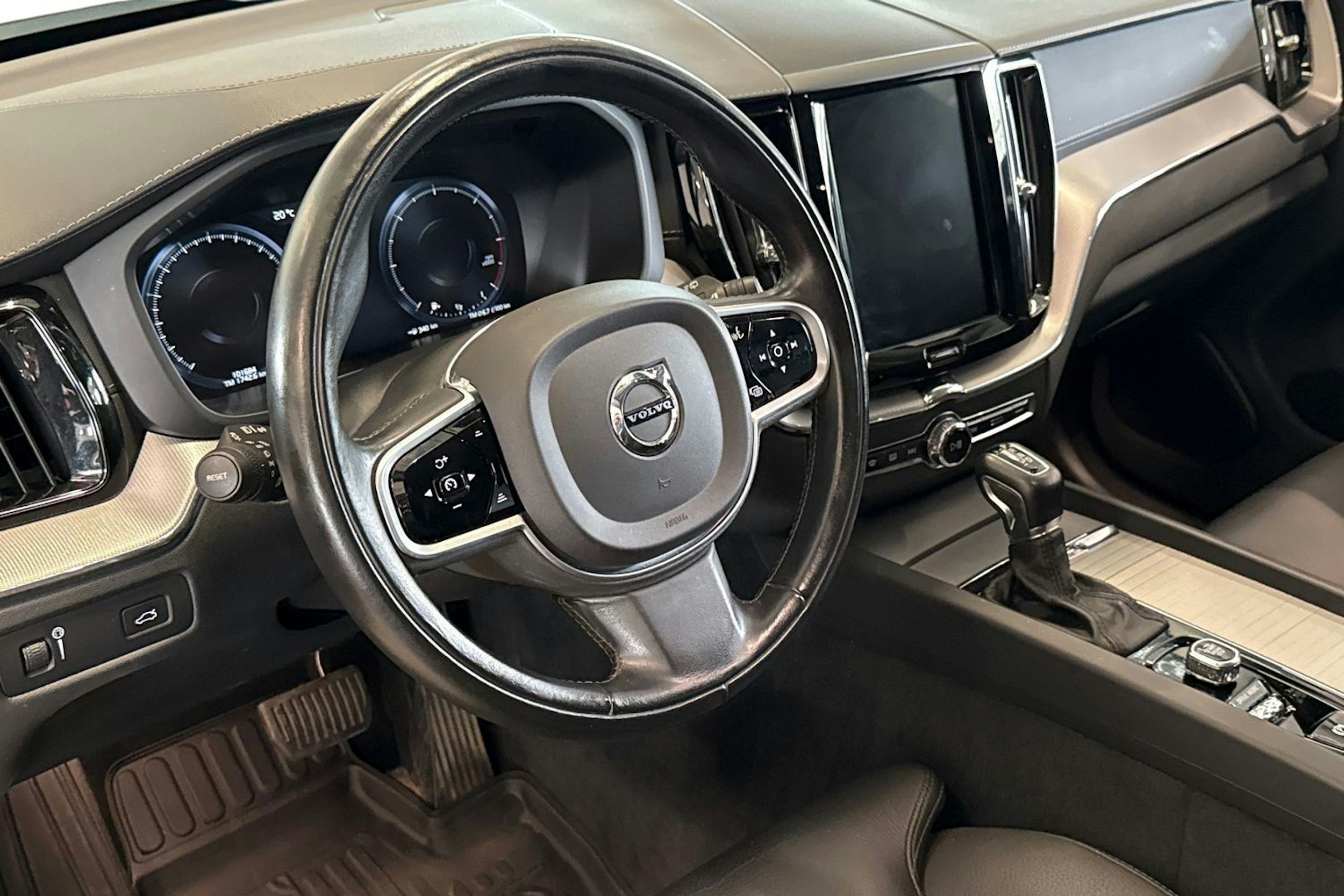 valkoinen Volvo XC60 2019 kuva 7.