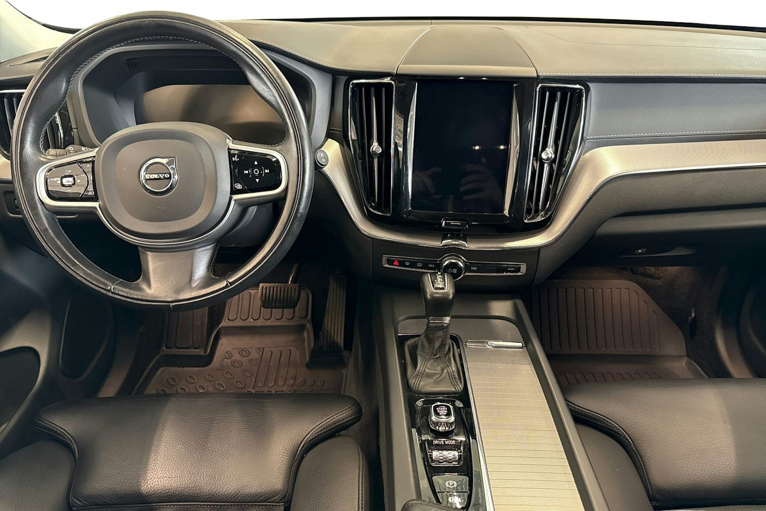 valkoinen Volvo XC60 2019 kuva 9.