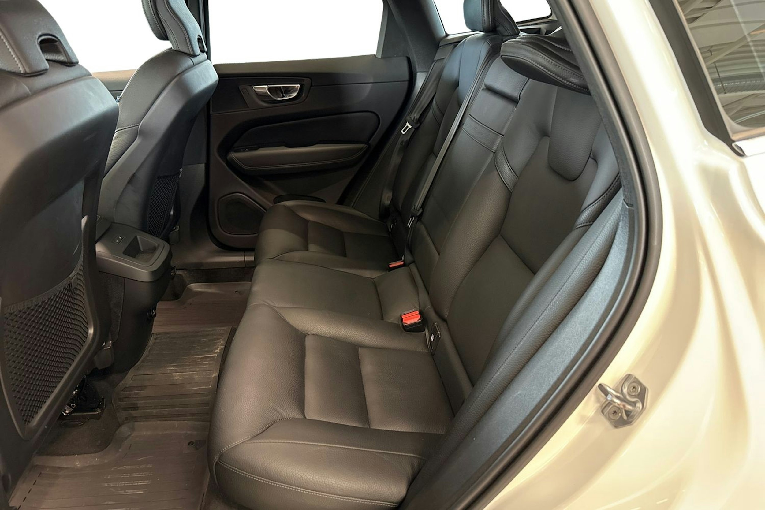 valkoinen Volvo XC60 2019 kuva 10.
