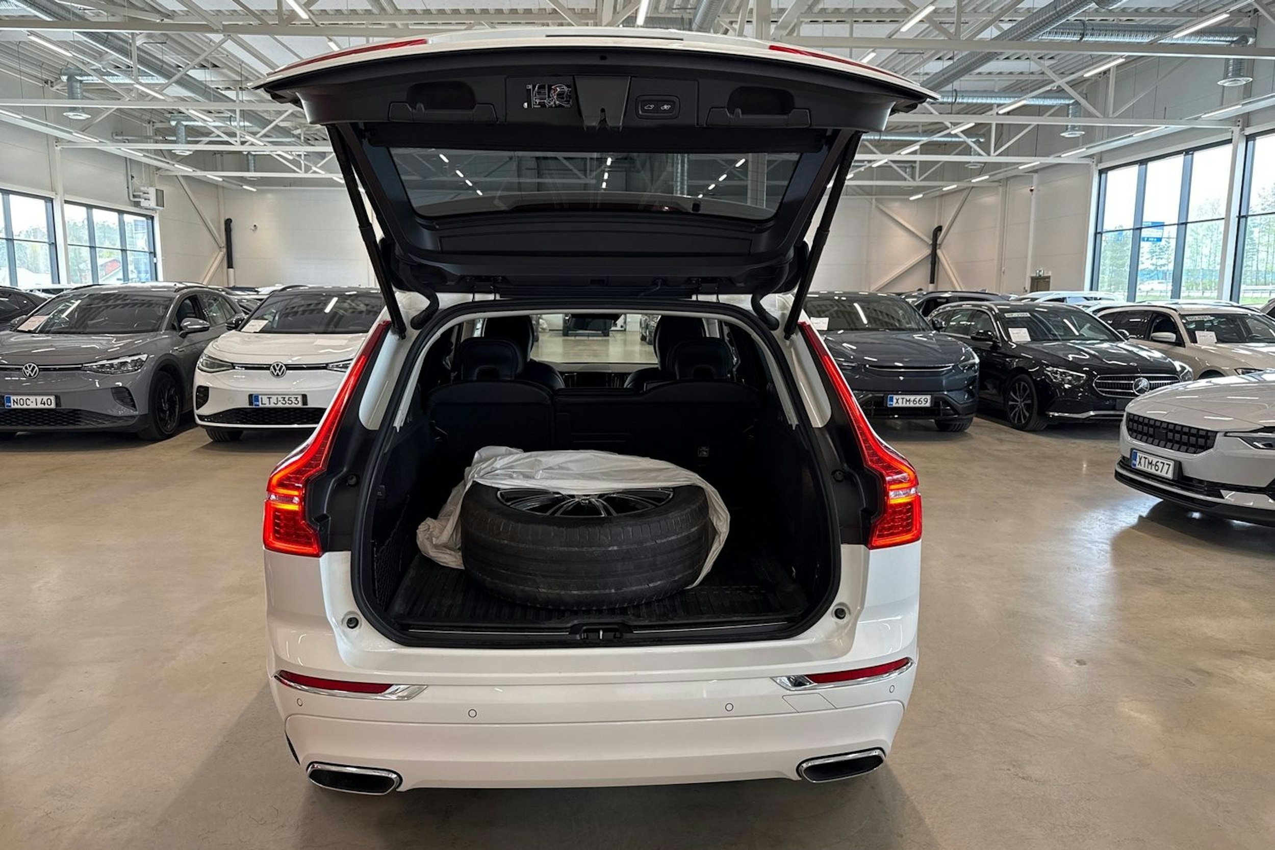 valkoinen Volvo XC60 2019 kuva 14.
