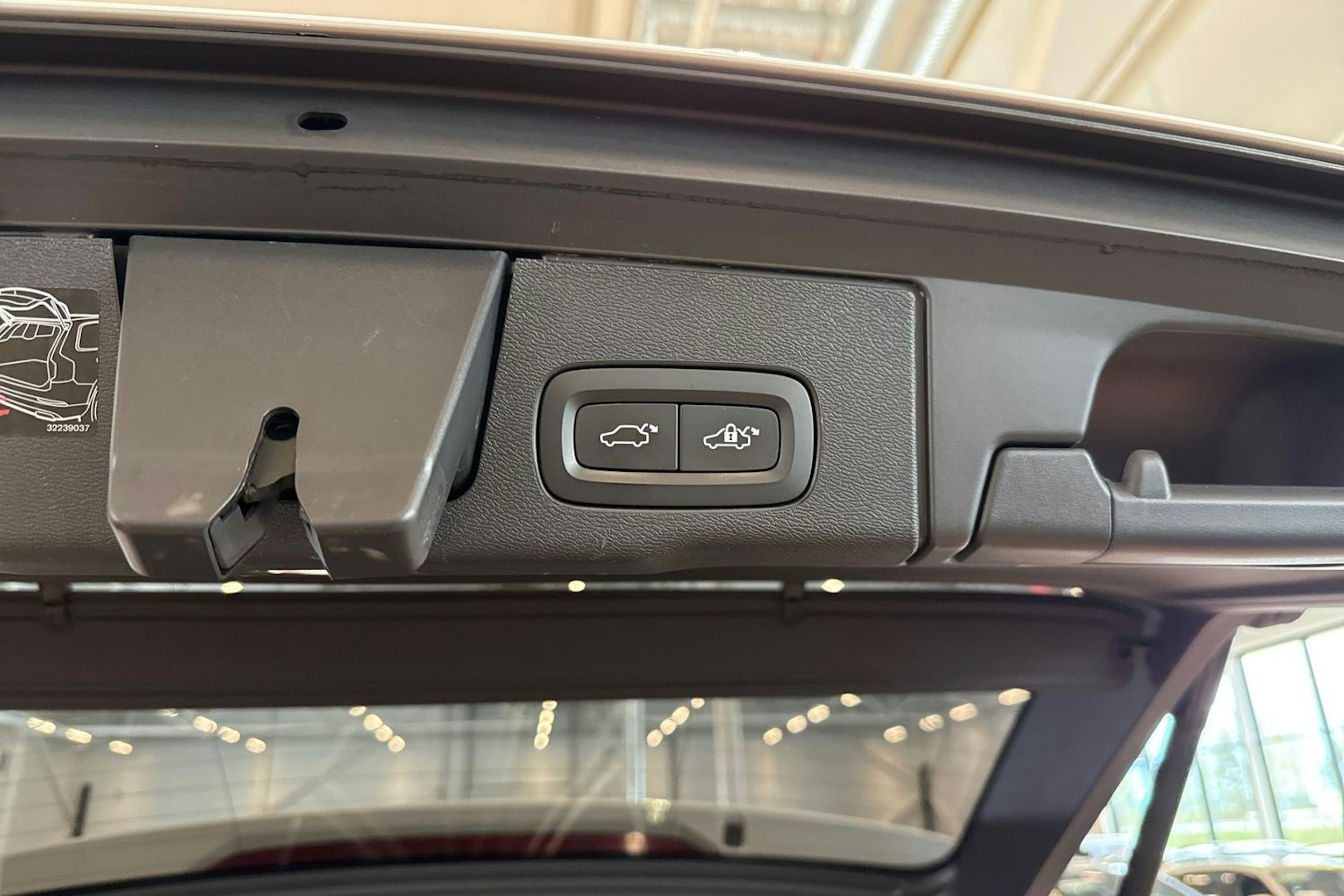 valkoinen Volvo XC60 2019 kuva 15.