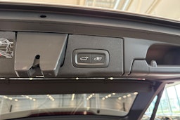 valkoinen Volvo XC60 2019 kuva 15.