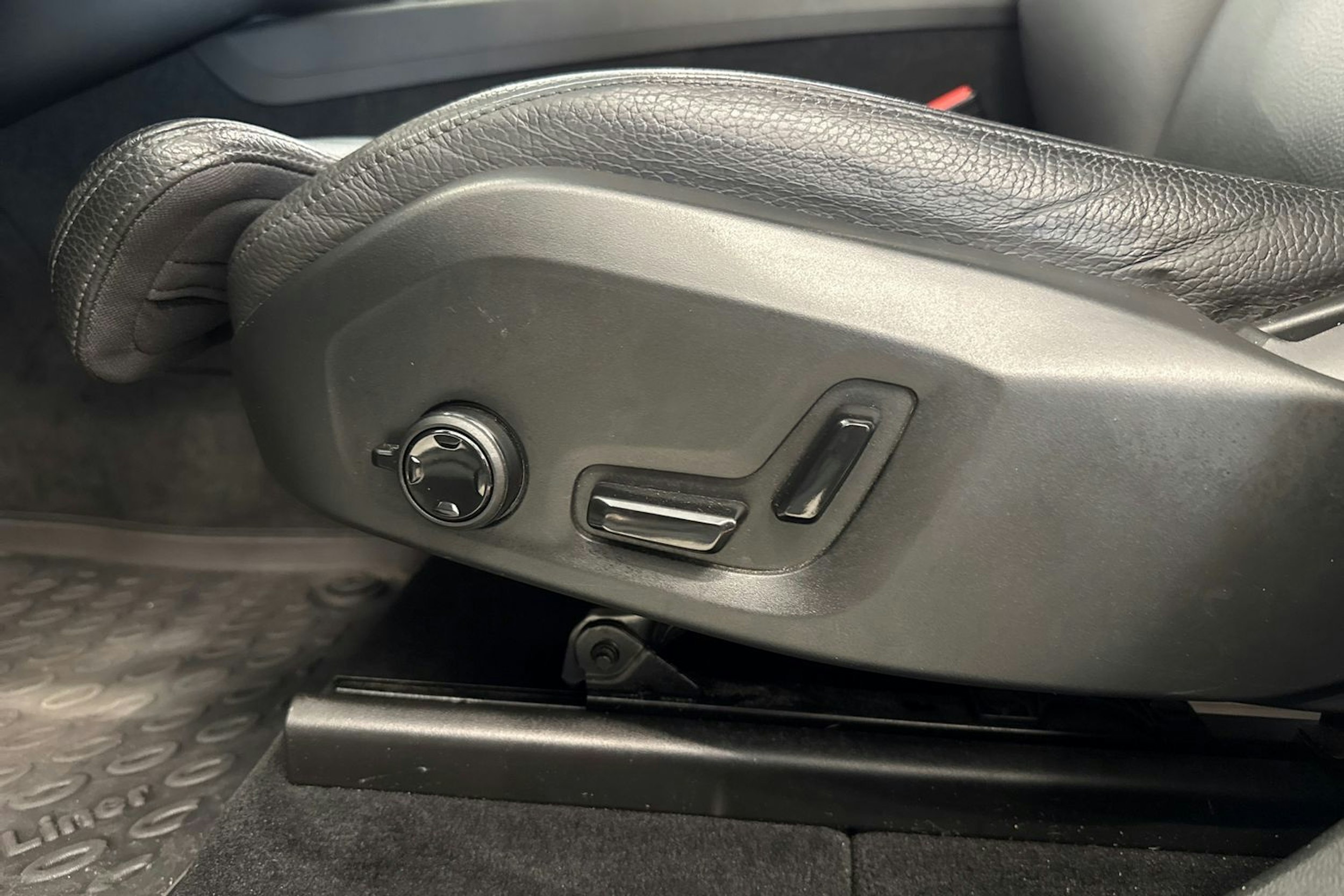 valkoinen Volvo XC60 2019 kuva 16.