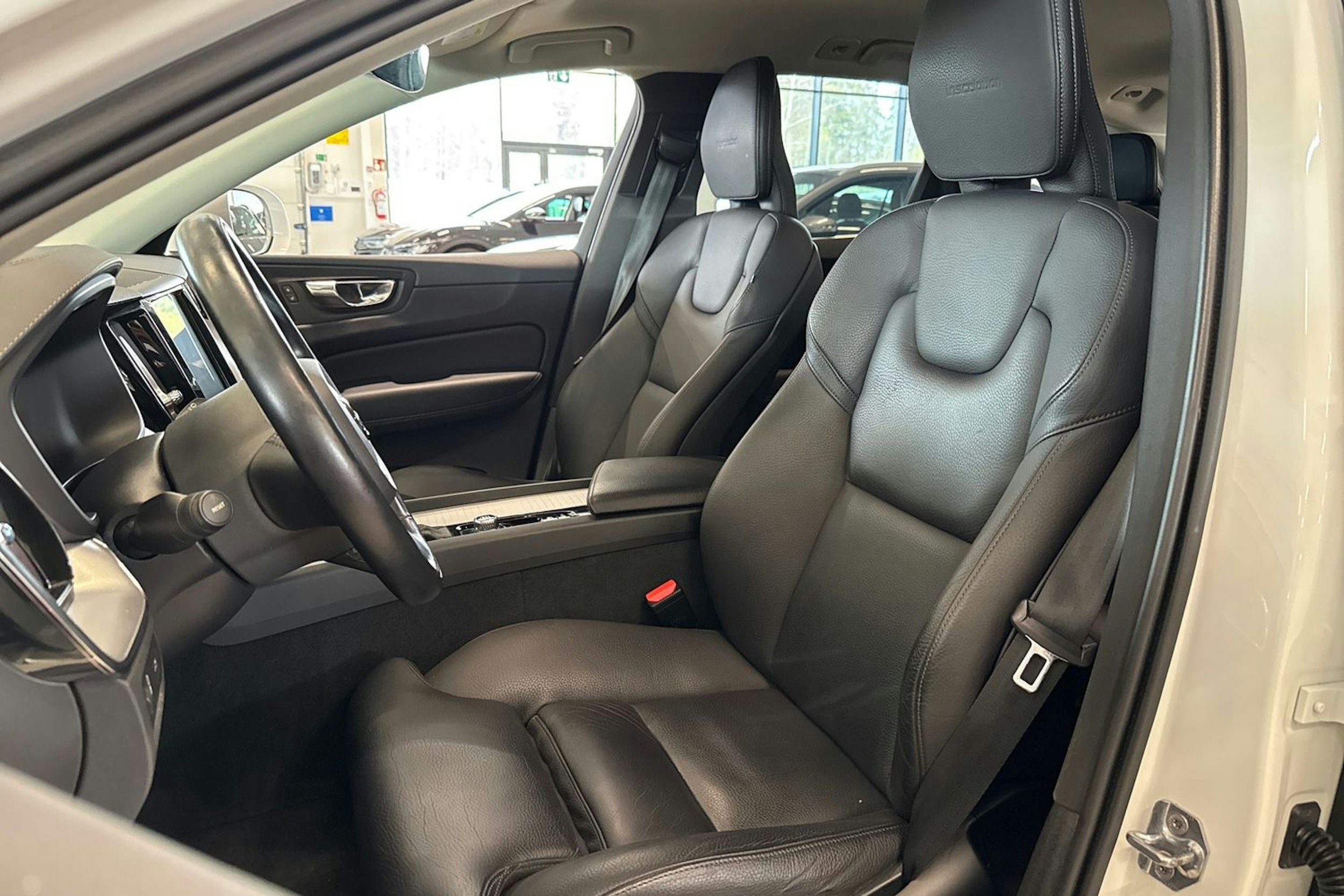 valkoinen Volvo XC60 2019 kuva 17.