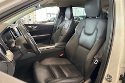 valkoinen Volvo XC60 2019 kuva 17.