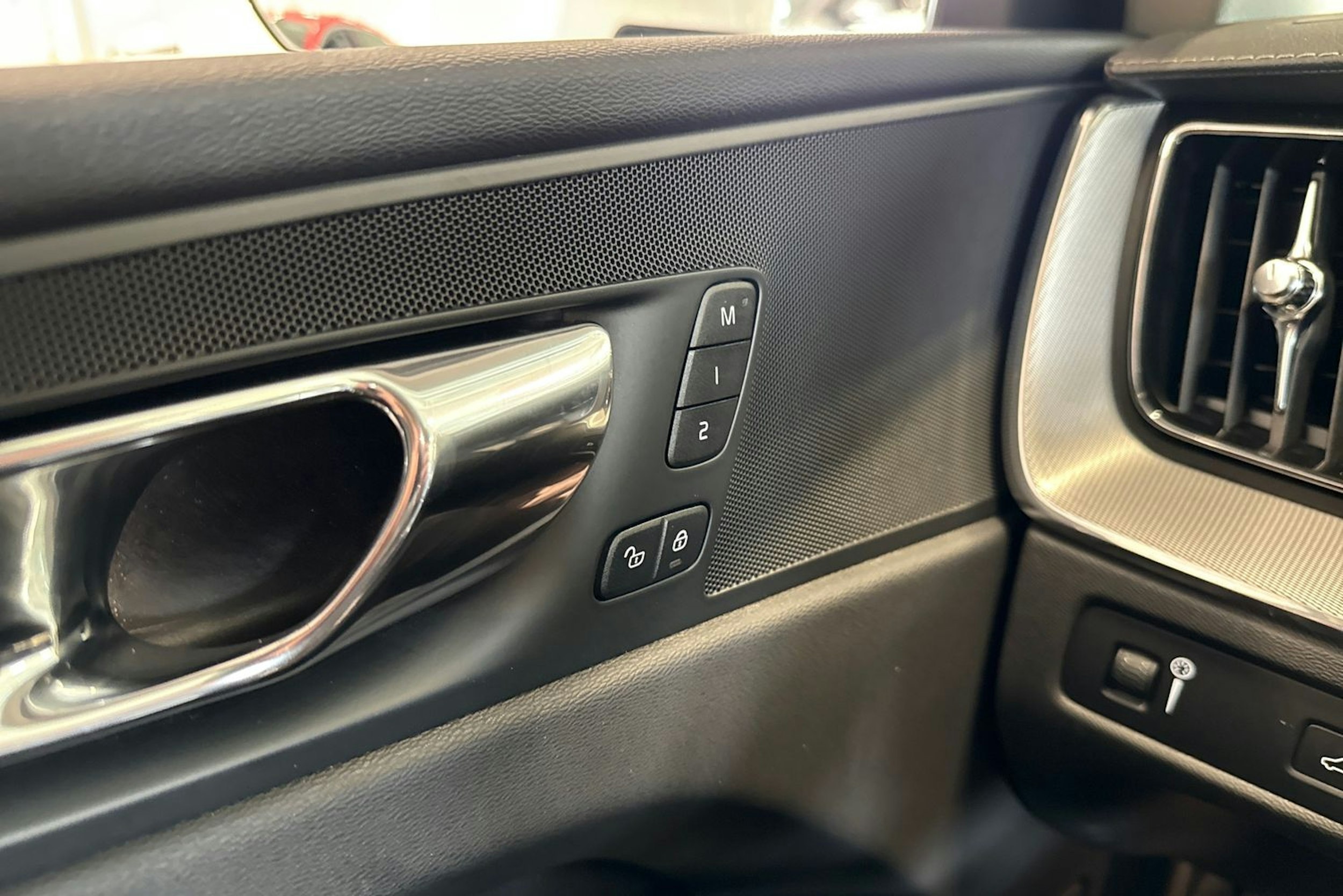 valkoinen Volvo XC60 2019 kuva 18.