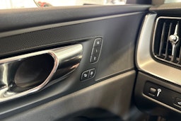 valkoinen Volvo XC60 2019 kuva 18.