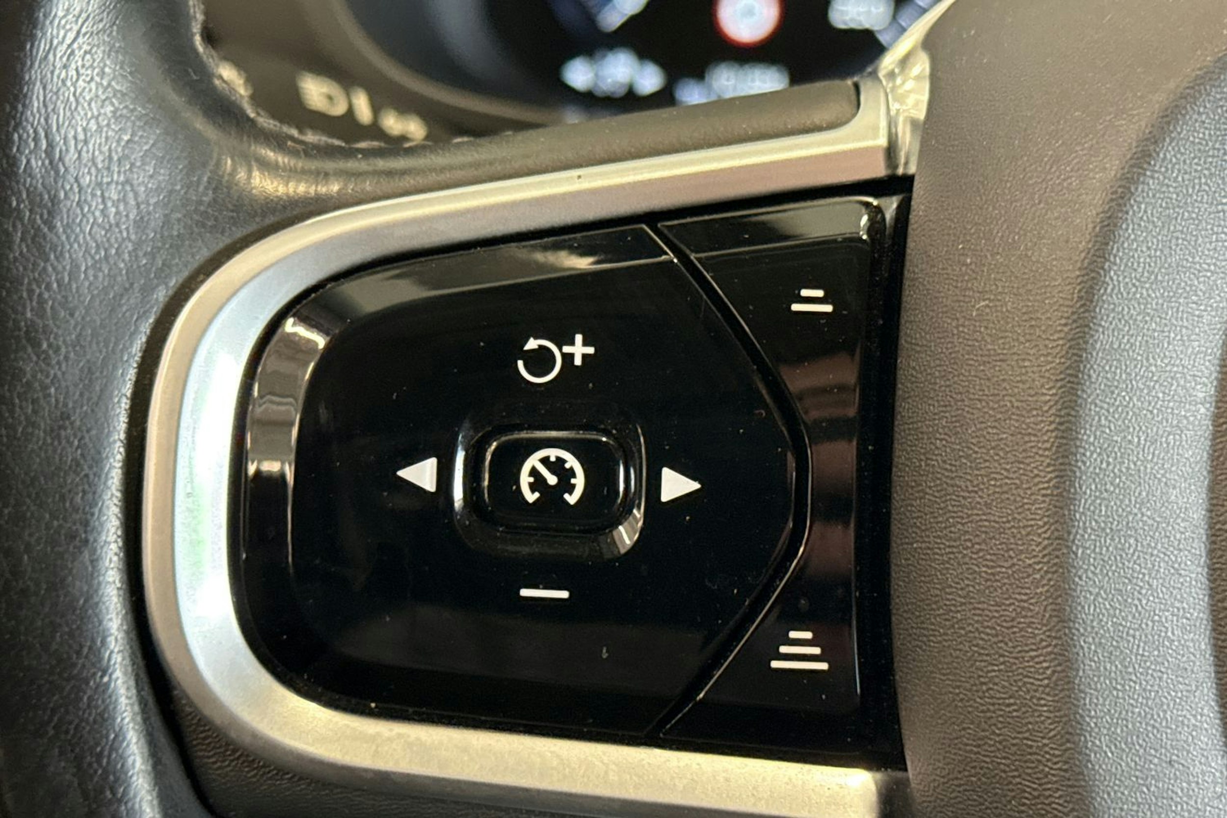 valkoinen Volvo XC60 2019 kuva 20.