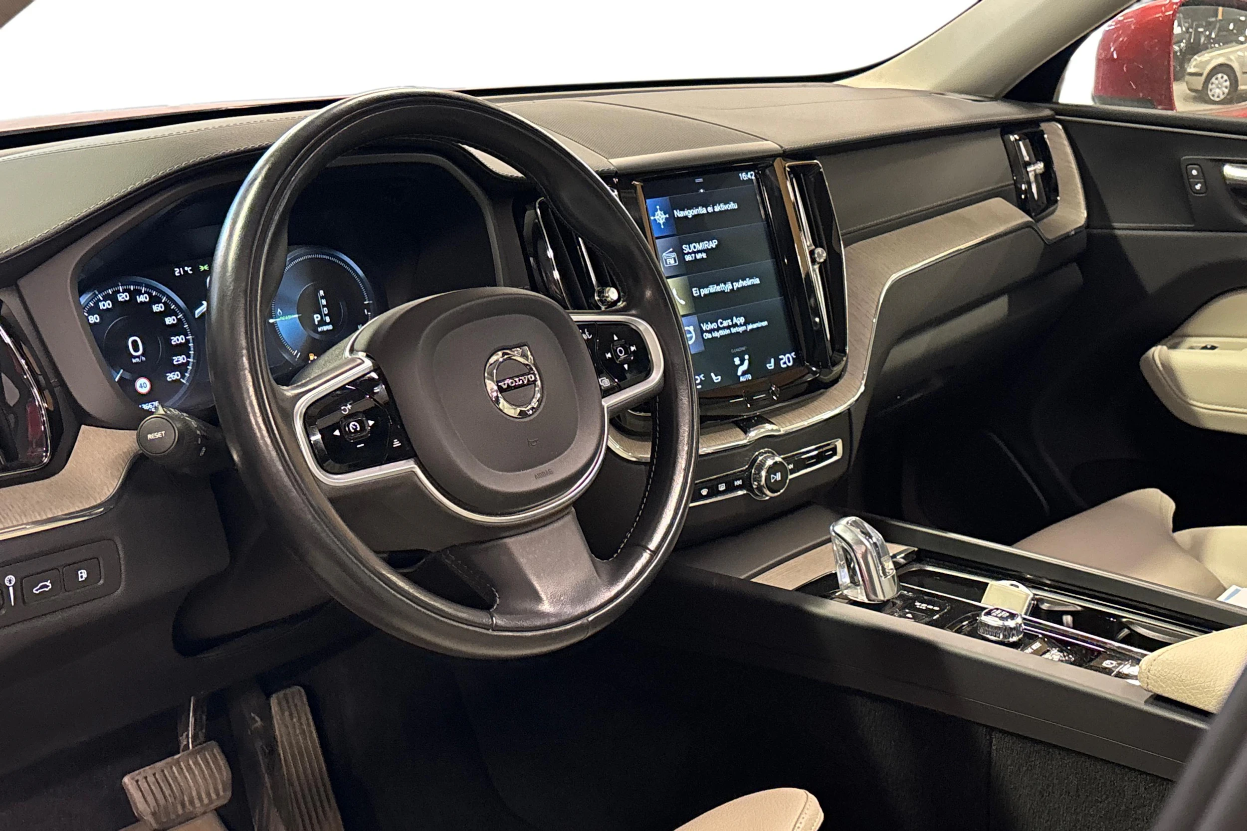 punainen Volvo XC60 2019 kuva 3.