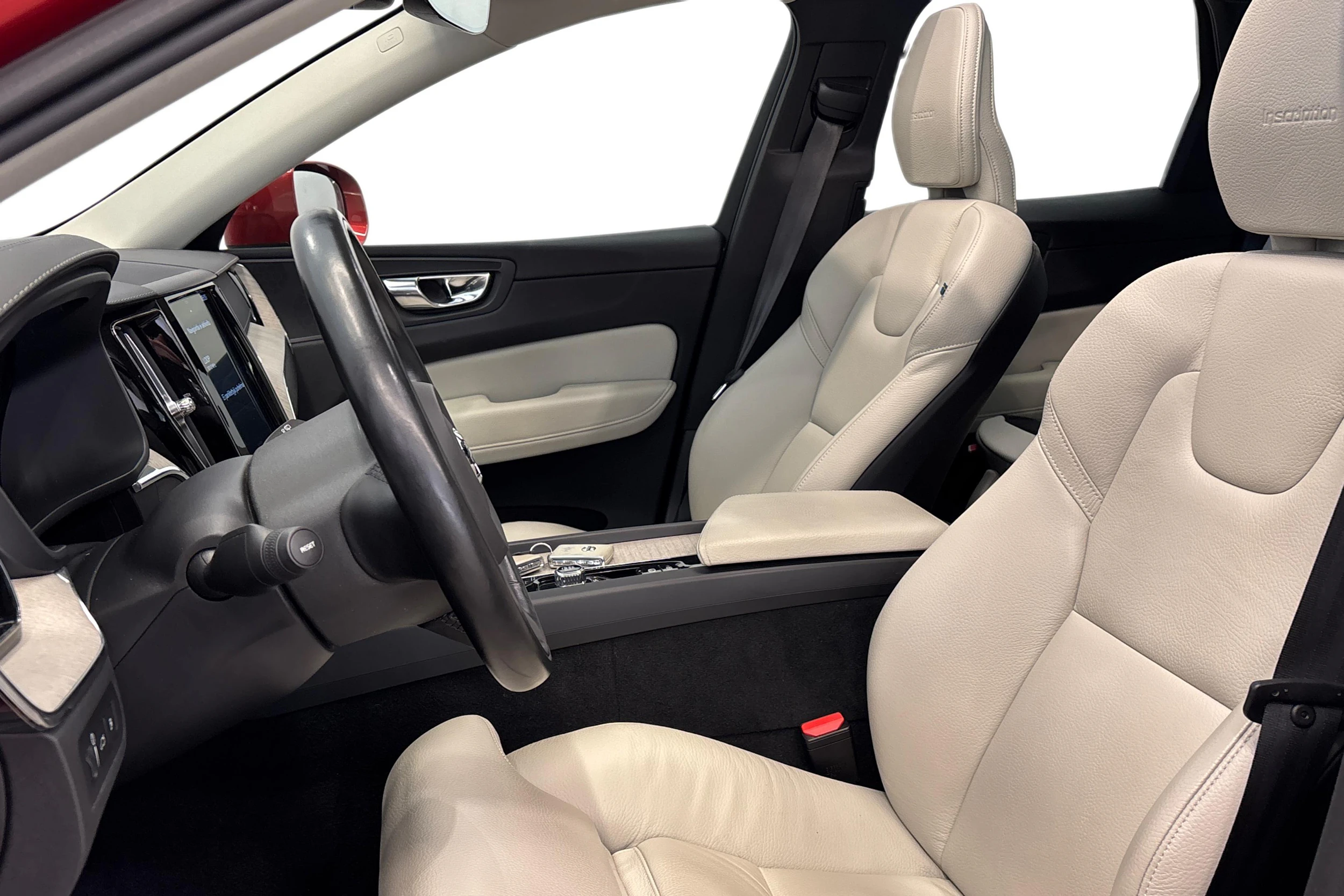 punainen Volvo XC60 2019 kuva 9.