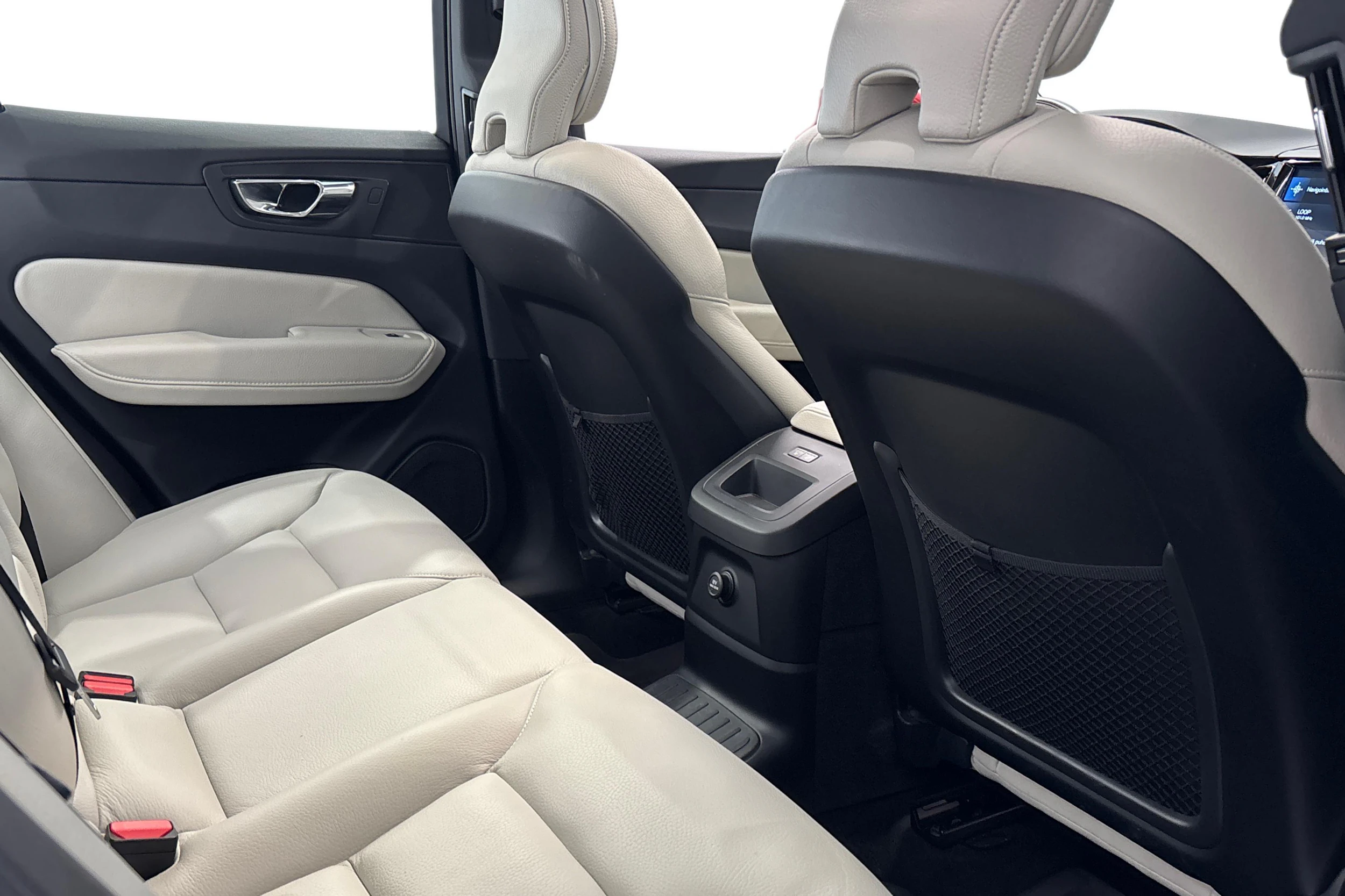 punainen Volvo XC60 2019 kuva 12.
