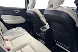 punainen Volvo XC60 2019 kuva 12.