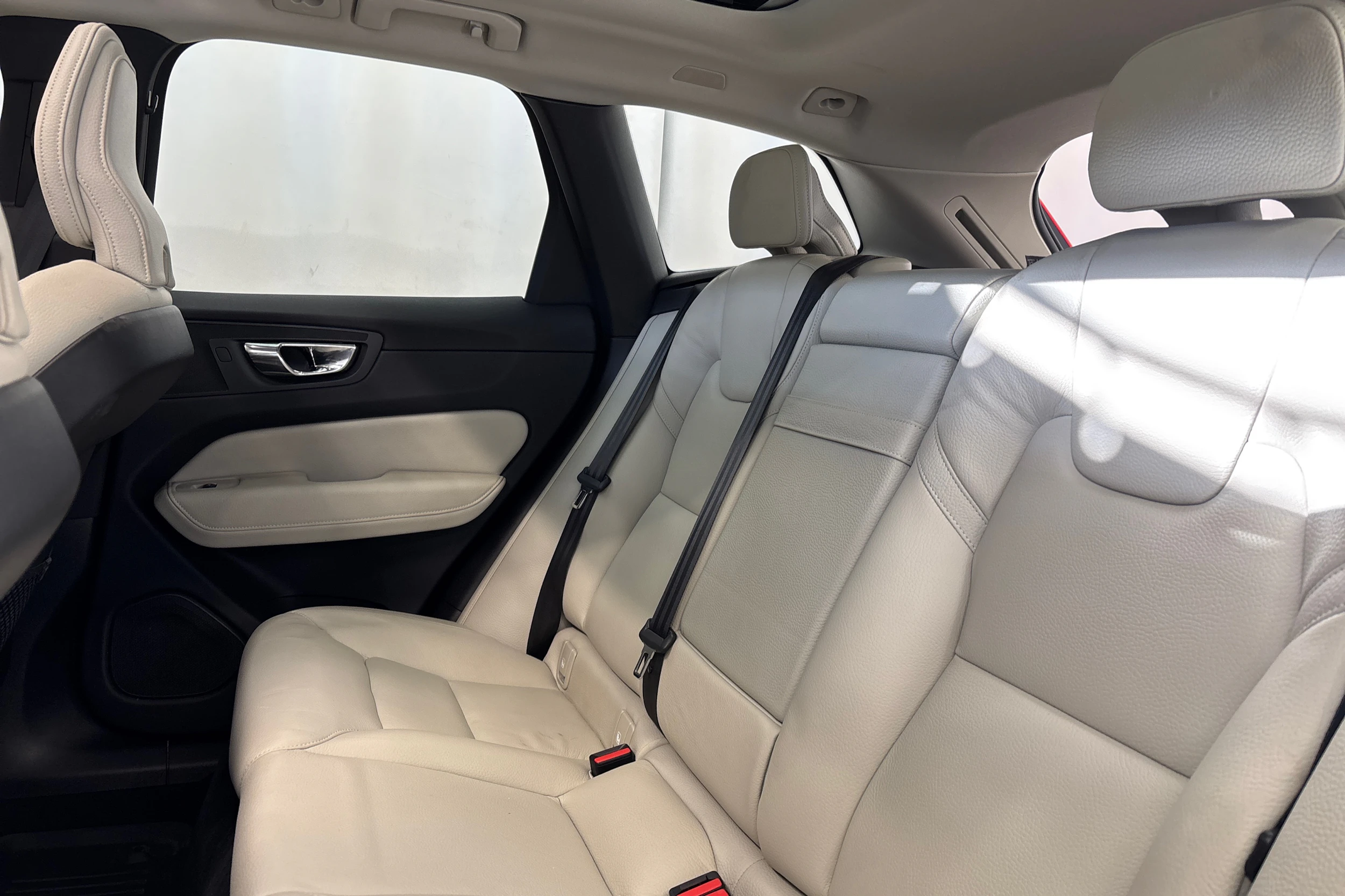 punainen Volvo XC60 2019 kuva 13.