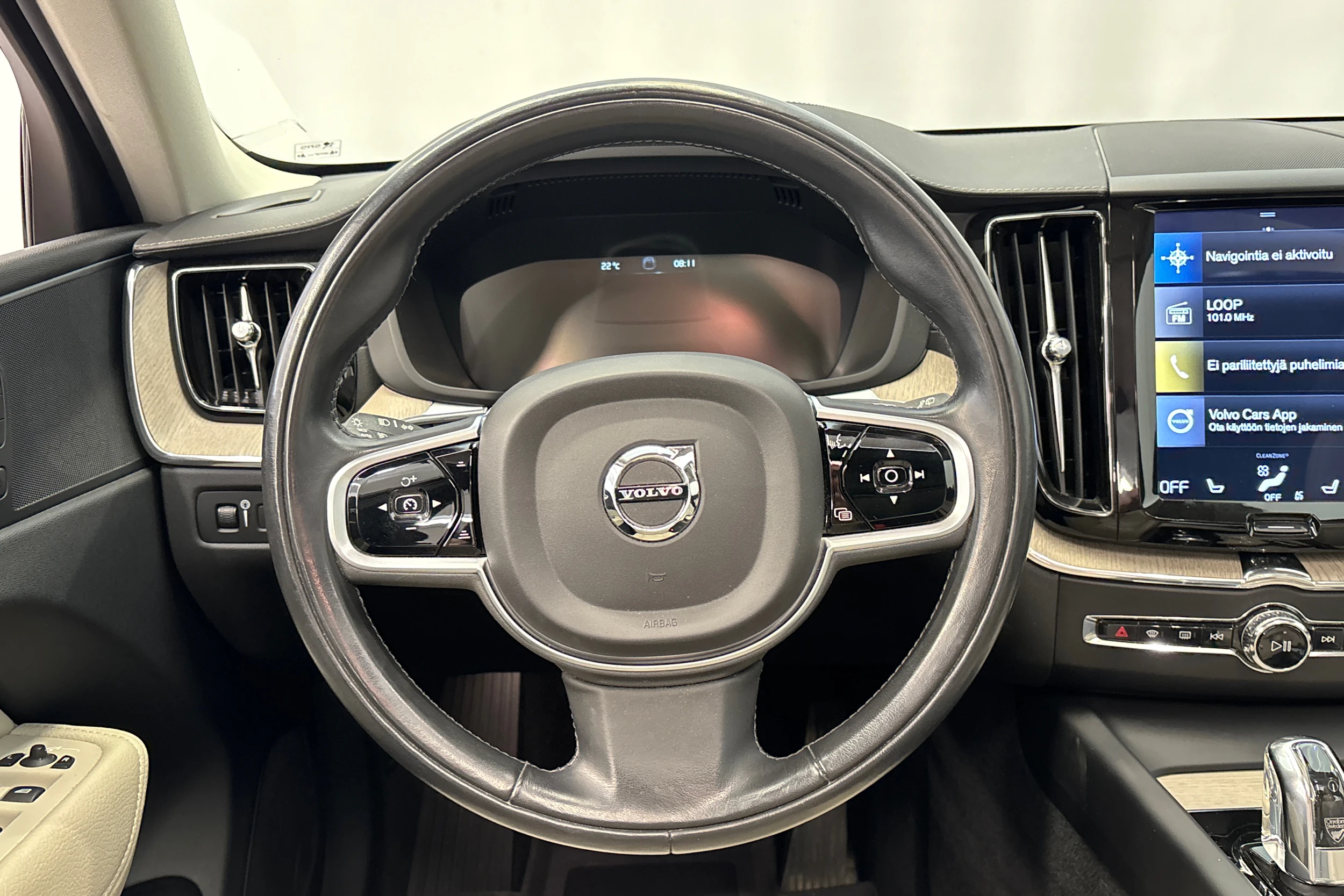 punainen Volvo XC60 2019 kuva 17.