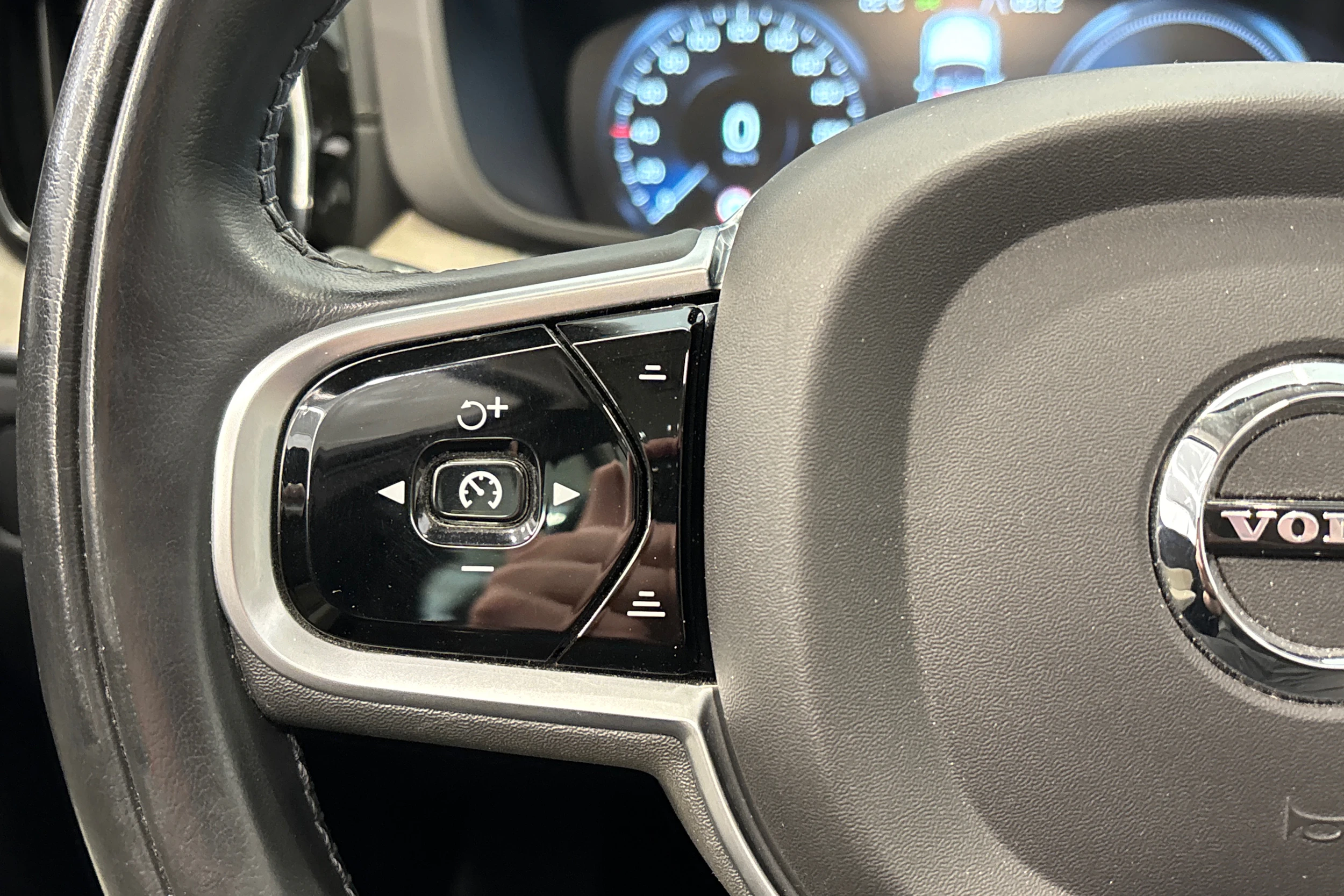 punainen Volvo XC60 2019 kuva 18.