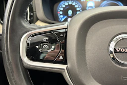 punainen Volvo XC60 2019 kuva 18.
