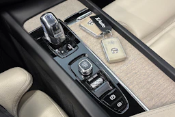 punainen Volvo XC60 2019 kuva 25.