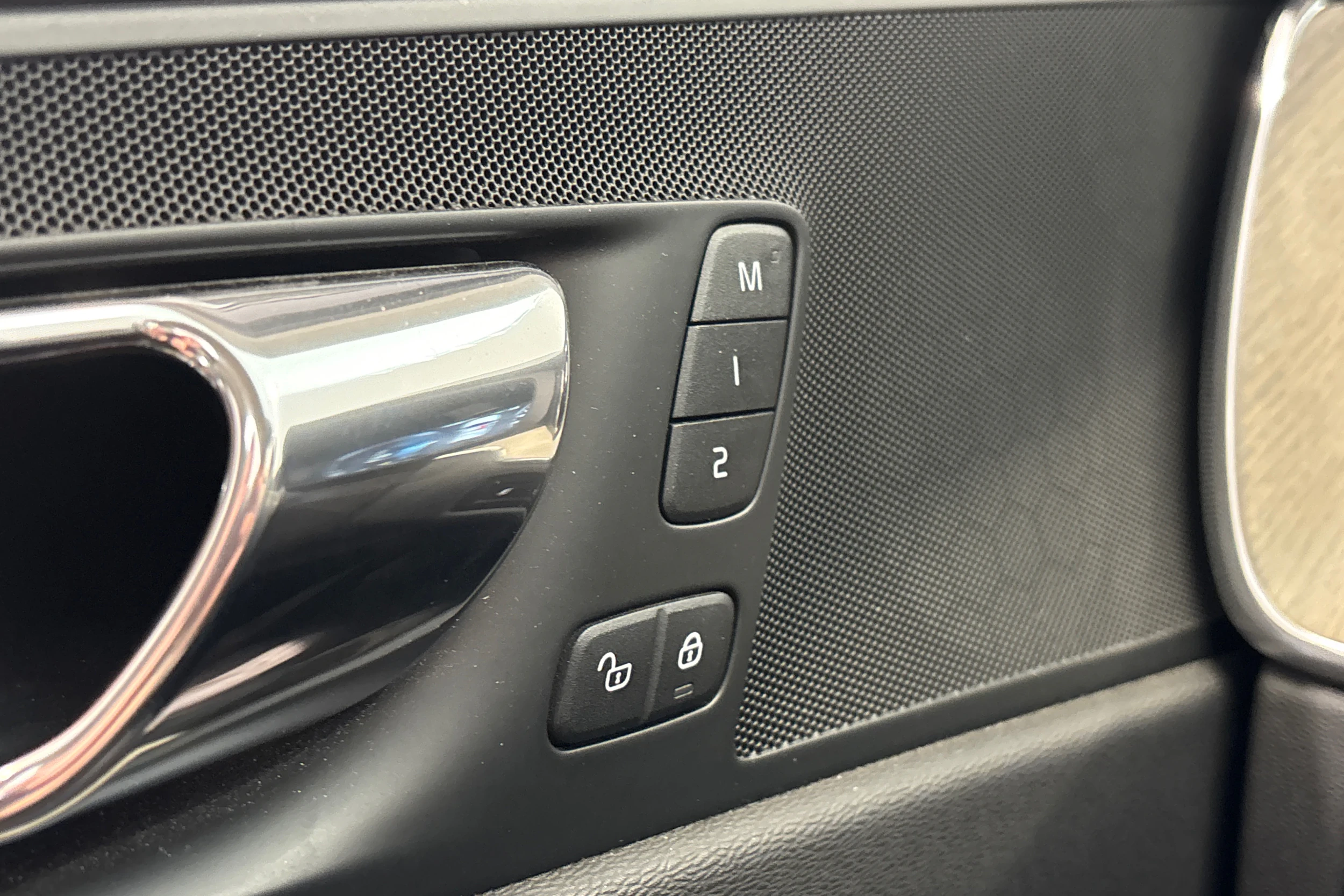 punainen Volvo XC60 2019 kuva 27.