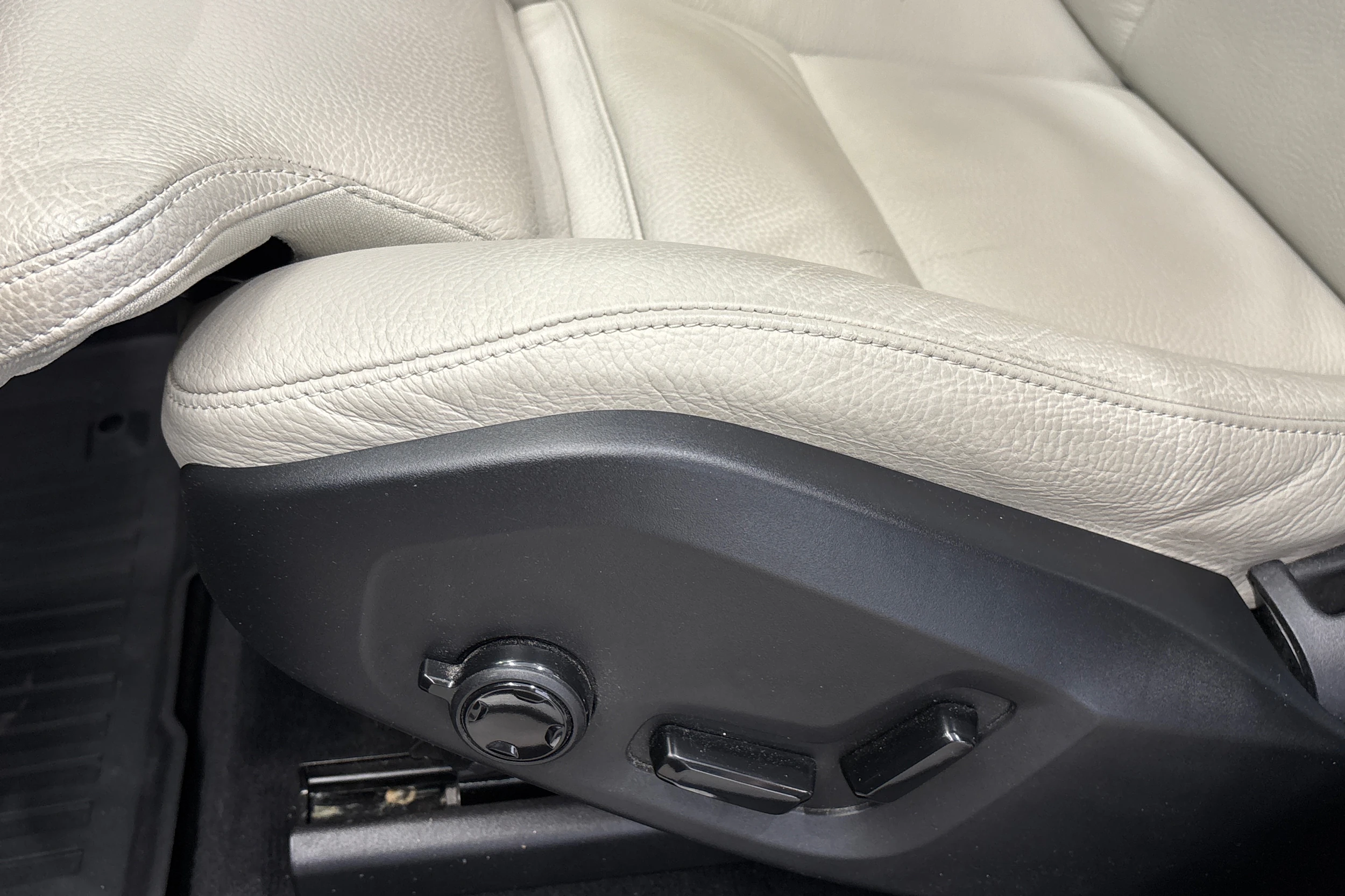 punainen Volvo XC60 2019 kuva 28.