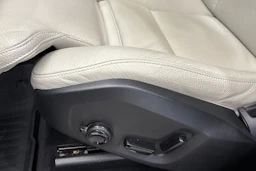 punainen Volvo XC60 2019 kuva 28.