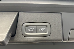 punainen Volvo XC60 2019 kuva 34.