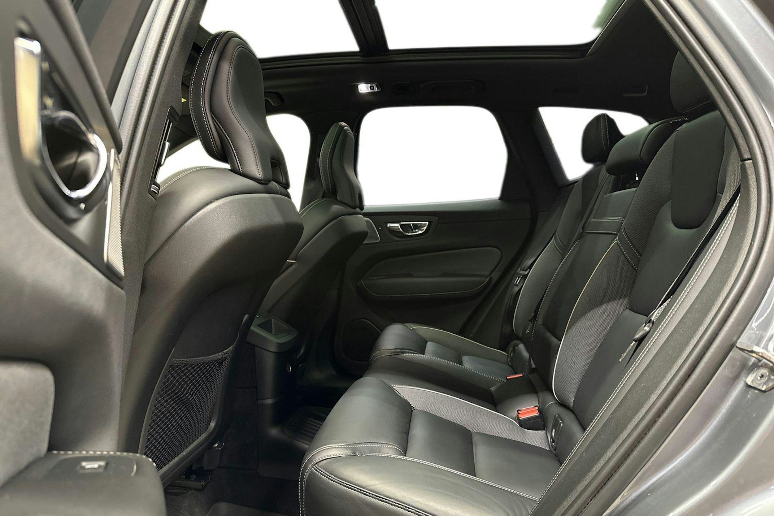 harmaa Volvo XC60 2020 kuva 10.