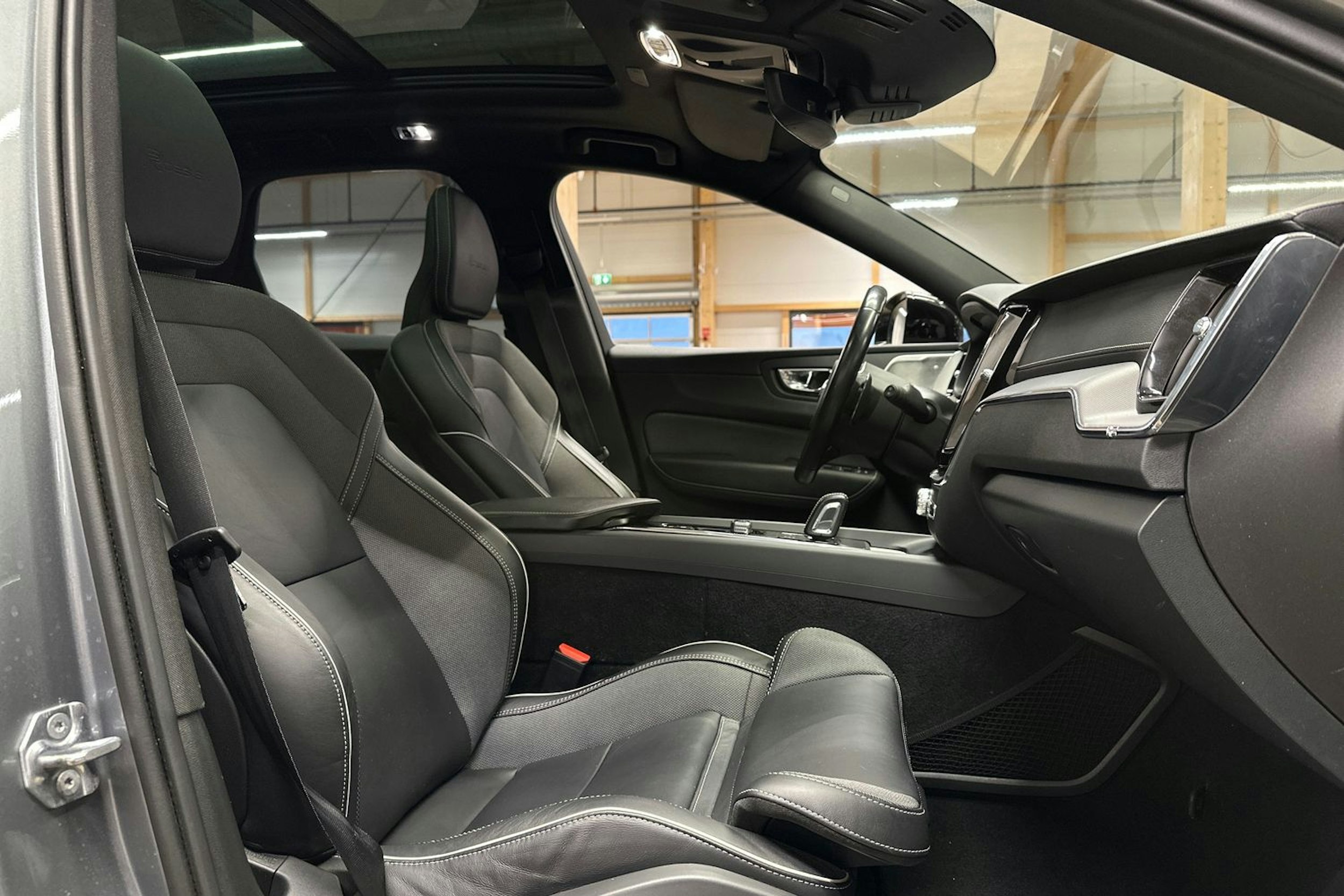 harmaa Volvo XC60 2020 kuva 14.